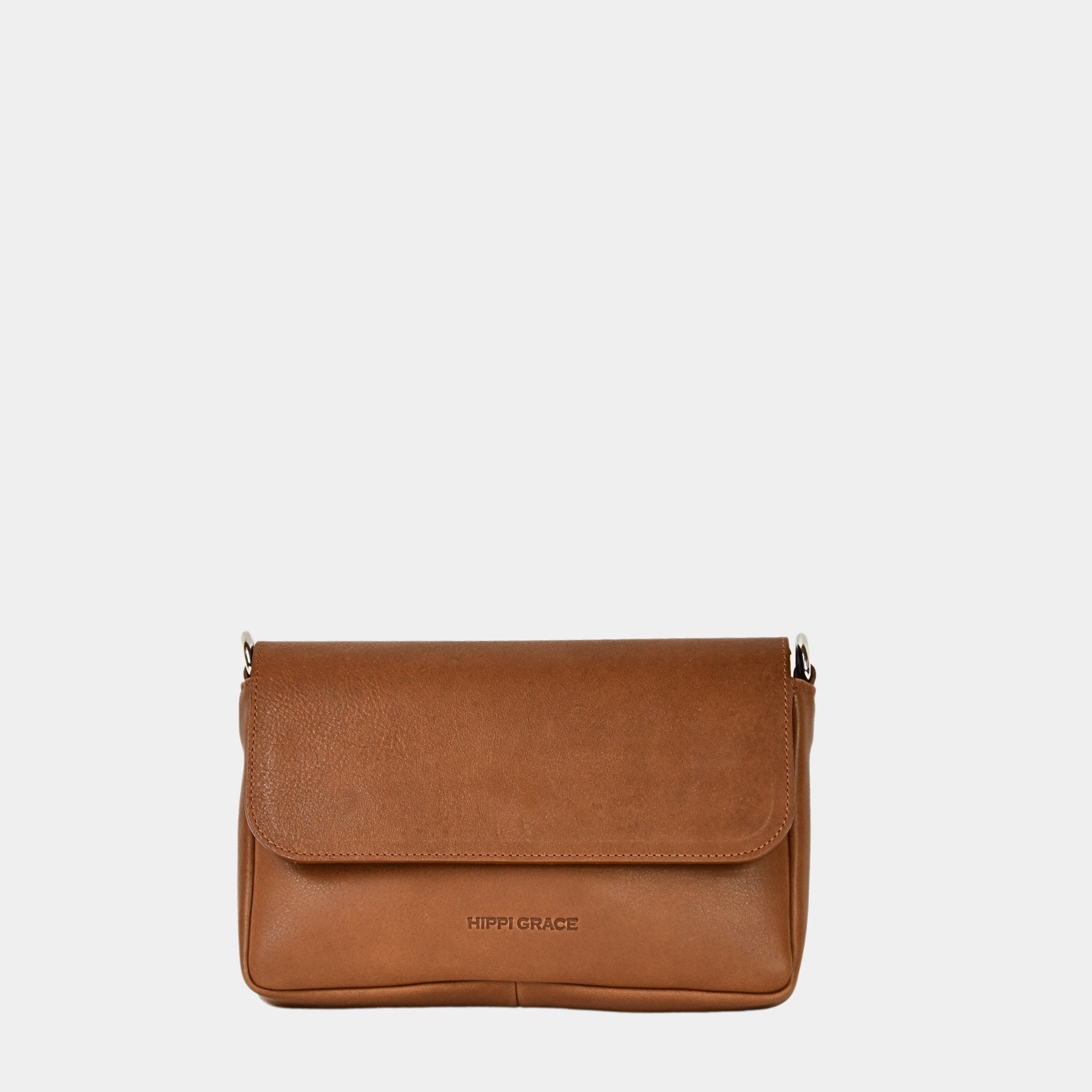 Liten veske, Ku-skinn, magnet-lås, crossbody skulderstropp, sølvdetaljer. Hippi Grace Monte Carlo i fargen bohem luxe tan er en liten skinnveske til dame. Vesken kommer med en regulerbar crossbody stropp, avtagbar. Vesken har et stilrent og praktisk design, med magnet lås i front. Lysebrun Crossbody veske i ekte skinn. Lysebrun veske dame. Skulderveske Lysebrun. Norsk design. Bilde av forsiden til vesken.