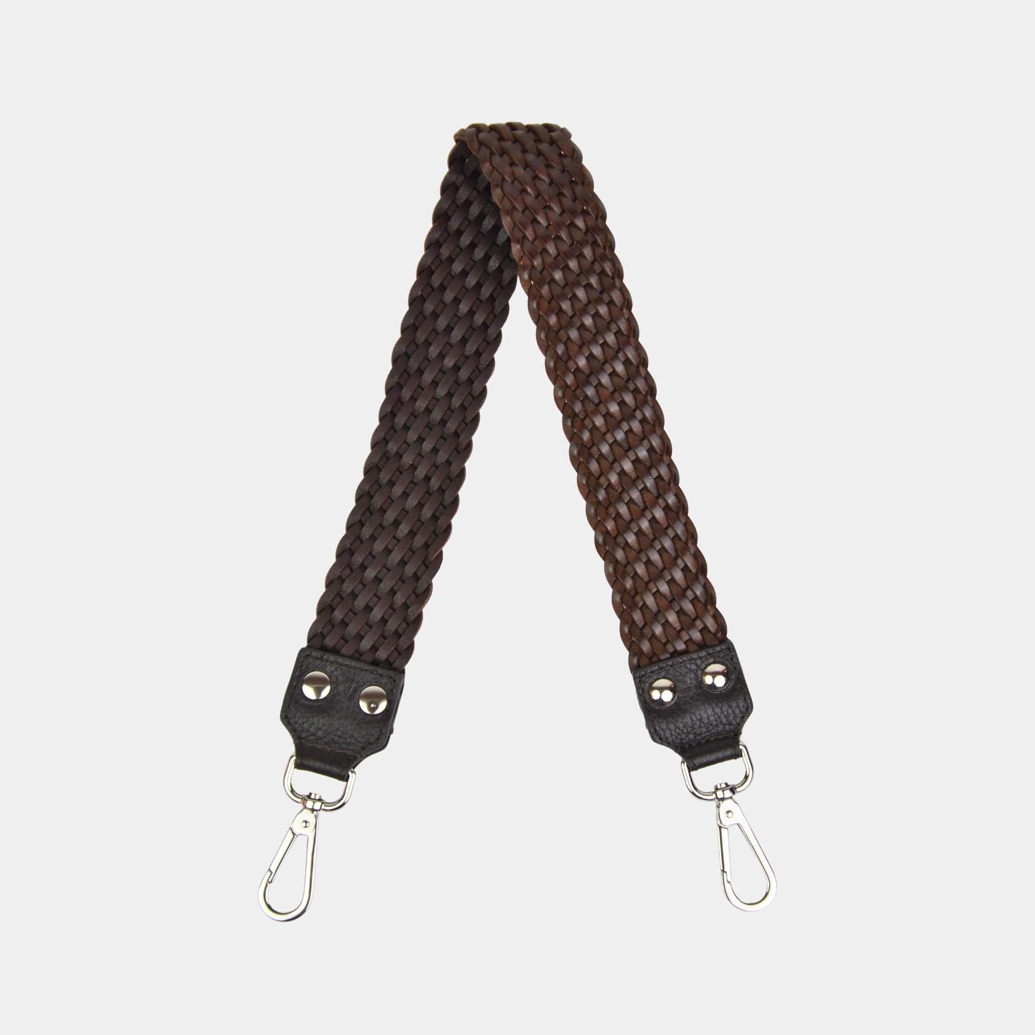 Flettet skulderstropp i Klassisk Ku-skinn, gulldetaljer. Hippi Grace Flettet Flat Skulderstropp i Sort. Ekte skinn. Norsk Design. Skinnstropp til veske. Tilbehør til veske. Skulderveske tilbehør.