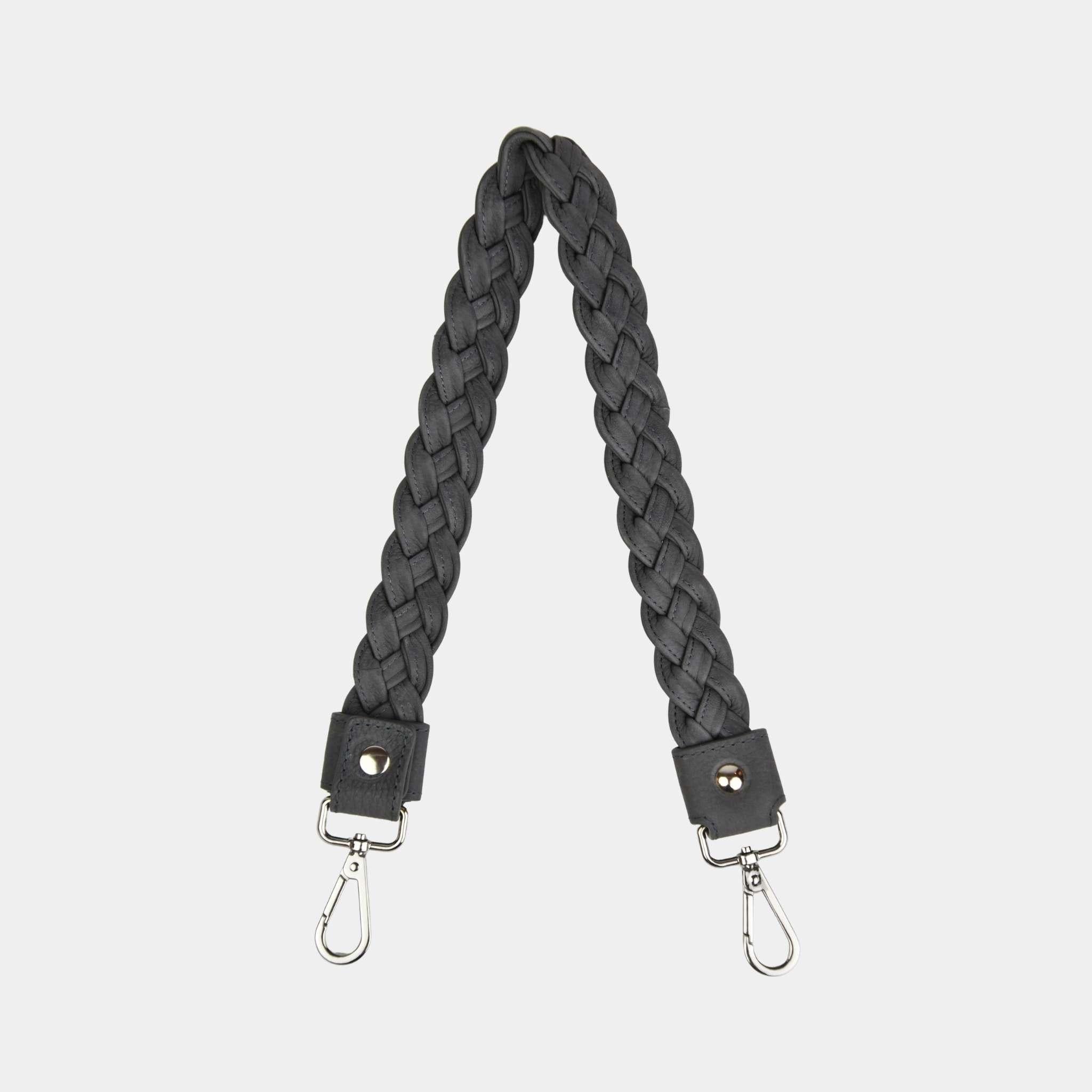 Flettet skulderstropp i Klassisk Ku-skinn, sølvdetaljer. Hippi Grace Flettet Rund Skulderstropp i Nobuck Grå med sølvdetaljer. Ekte skinn. Norsk Design. Skinnstropp til veske. Skulderstropp til veske. Skinnveske tilbehør. Skulderstropp i ekte skinn med flette detaljer.