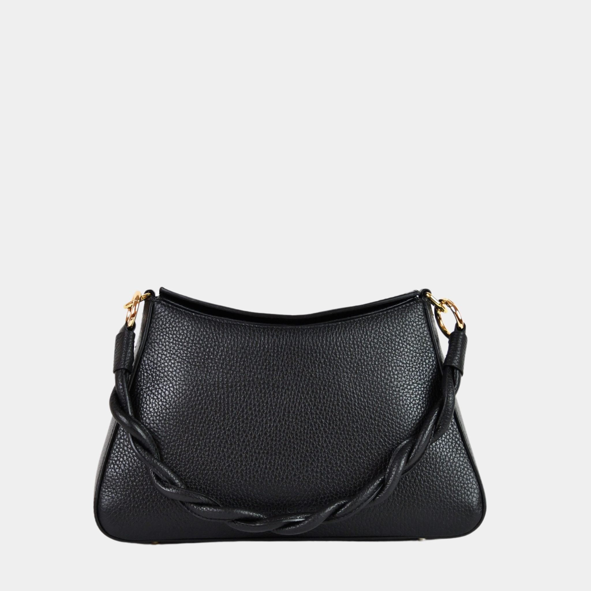 Hippi Grace Paris i fargen klassisk sort er en liten skinnveske til dame. Vesken kommer med en flettet skulderstropp og en regulerbar crossbody stropp, begge avtagbare. Skuldervesken passer perfekt som både hverdagsveske og festveske. Vesken har en dobbel lukking med magnet knapp i topp. Crossbody vesken har et elegant design, med inspirasjon fra den franske baguette vesken. Norsk design. Svart Skinnveske dame. Svart veske i skinn. Festveske dame. Baguette bag i ekte skinn. Sort Veske. Veske Svart.