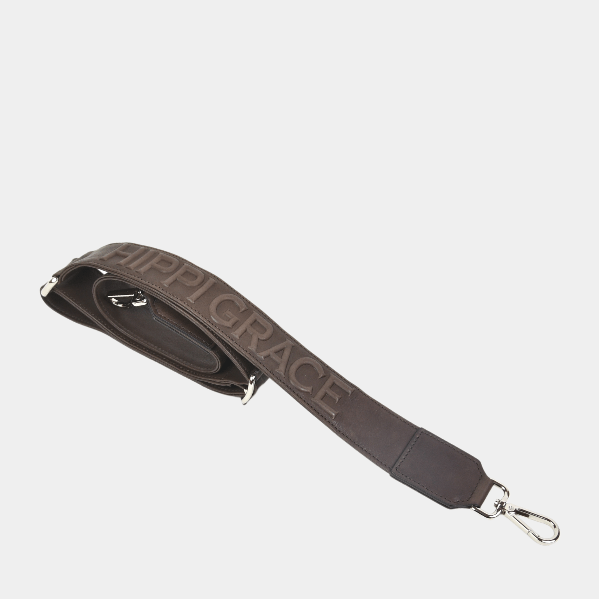 Bred skulderstropp i klassisk Ku-skinn, Crossbody lengde, Preget Logo, sølv detaljer. Hippi Grace Preget Regulerbar Stropp i Bohem Luxe Mocca. Ekte skinn. Skinnstropp til veske i ekte skinn. Norsk Design.