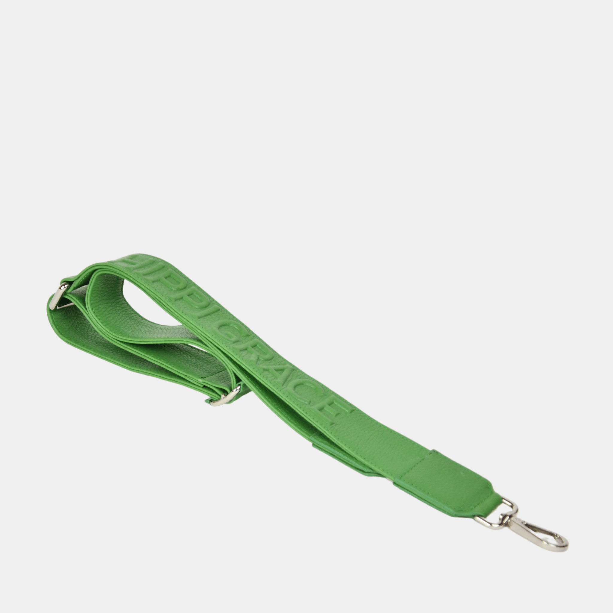 Bred skulderstropp i klassisk Ku-skinn, Crossbody lengde, Preget Logo, sølv detaljer. Hippi Grace Preget Regulerbar Stropp i Klassisk Hierba. Ekte skinn. Grønn Skinnstropp til veske i ekte skinn. Norsk Design.