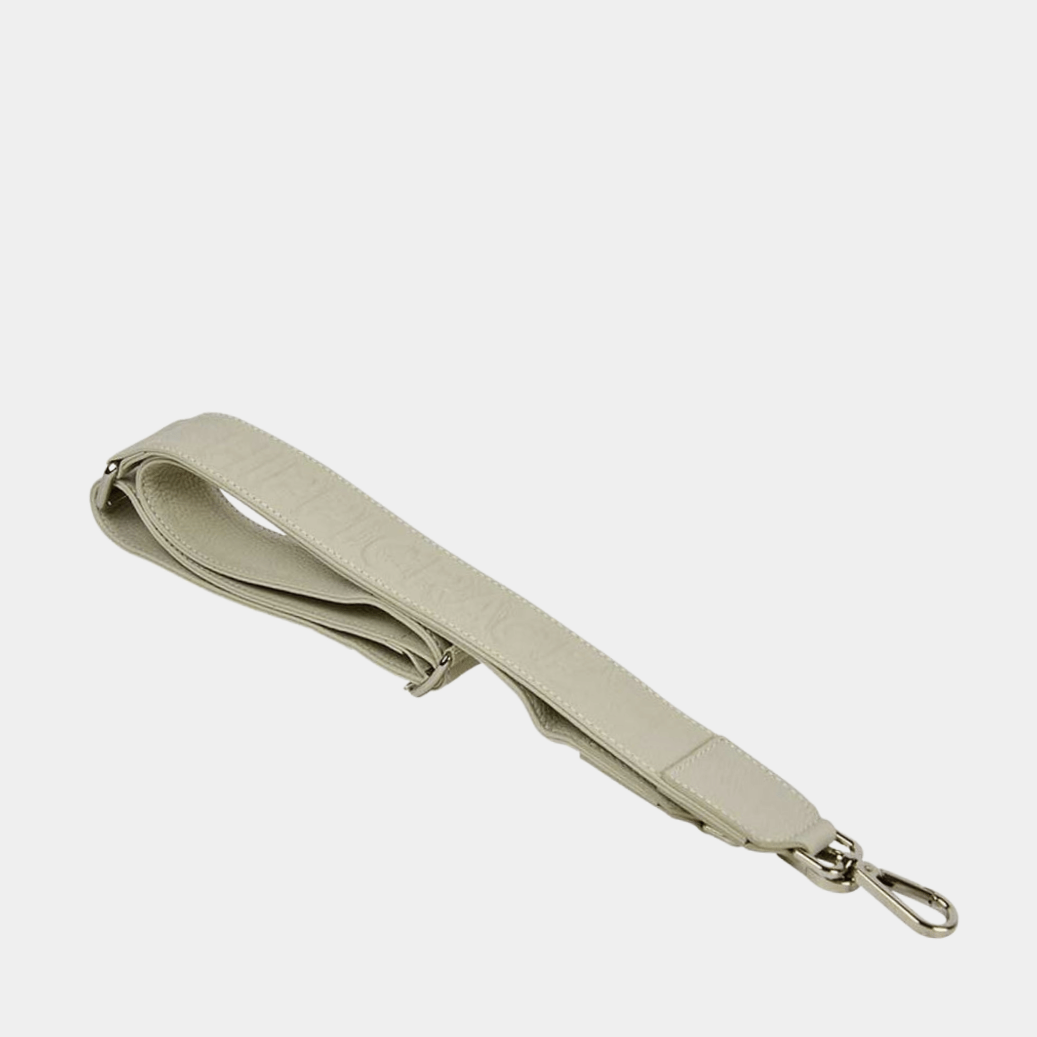 Bred skulderstropp i klassisk Ku-skinn, Crossbody lengde, Preget Logo, sølv detaljer. Hippi Grace Preget Regulerbar Stropp i Klassisk Offwhite. Ekte skinn. Skinnstropp til veske i ekte skinn. Norsk Design.