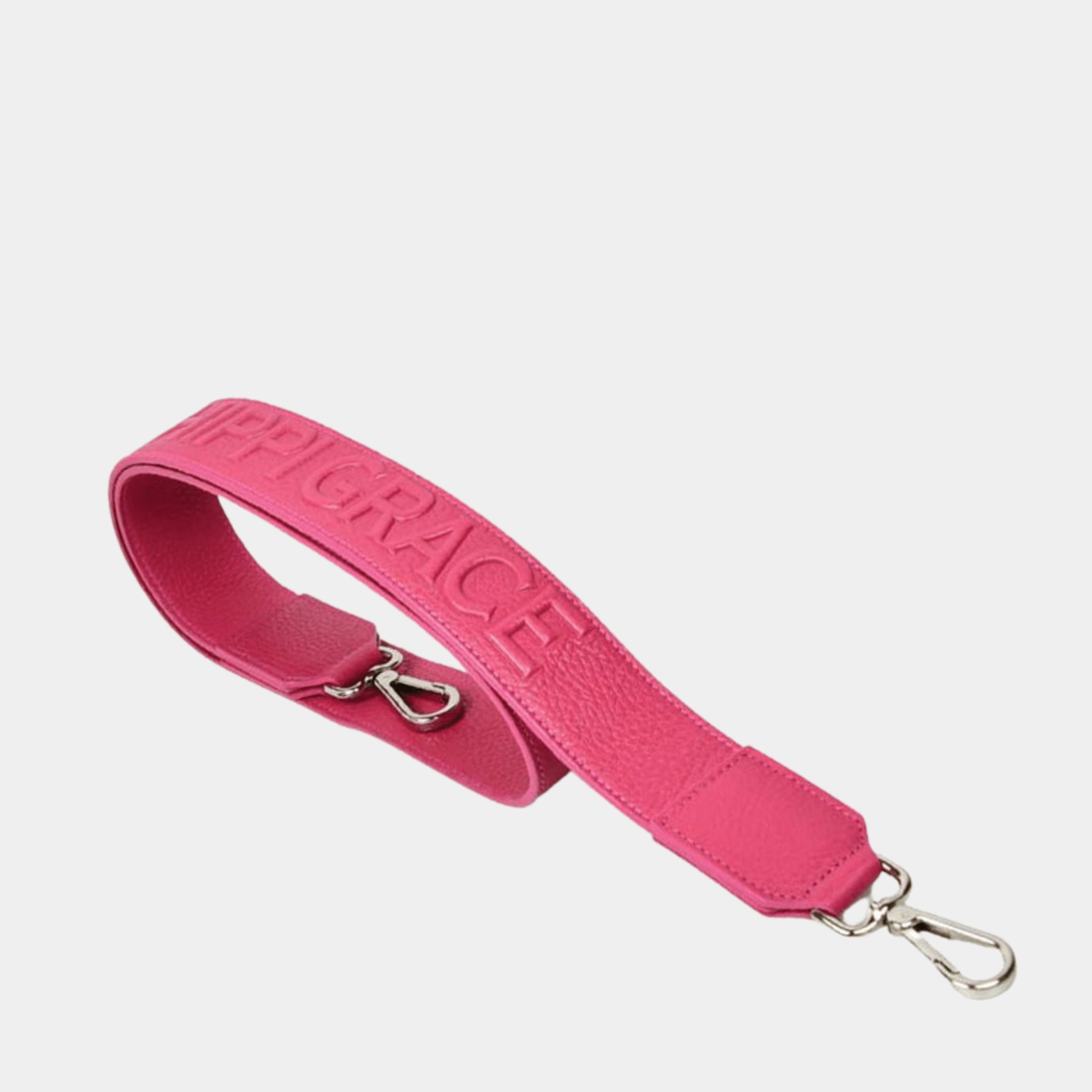 Bred skulderstropp i klassisk Ku-skinn, Crossbody lengde, Preget Logo. Hippi Grace Preget Stropp i Klassisk Mørk Rosa. Ekte skinn. Skinnstropp til veske i ekte skinn. Norsk Design.