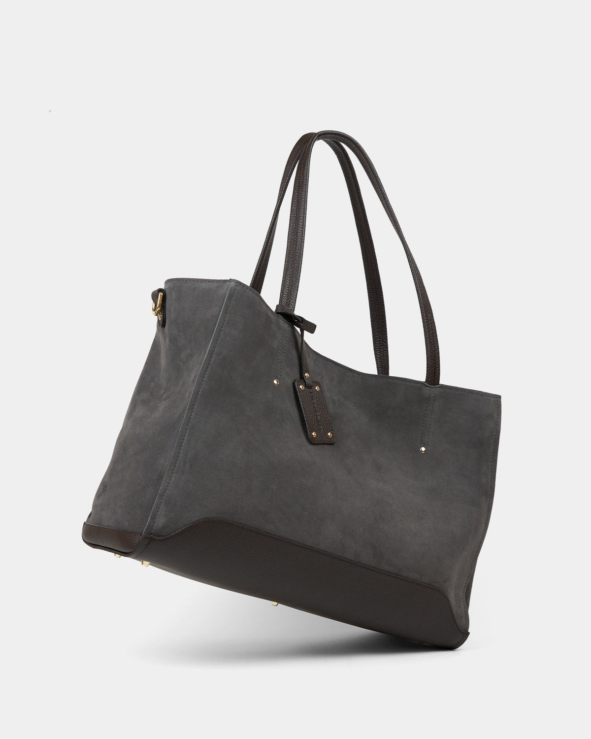 Como vesken i semsket rock sett fra undersiden. Den myke vesken har metall knotter under.