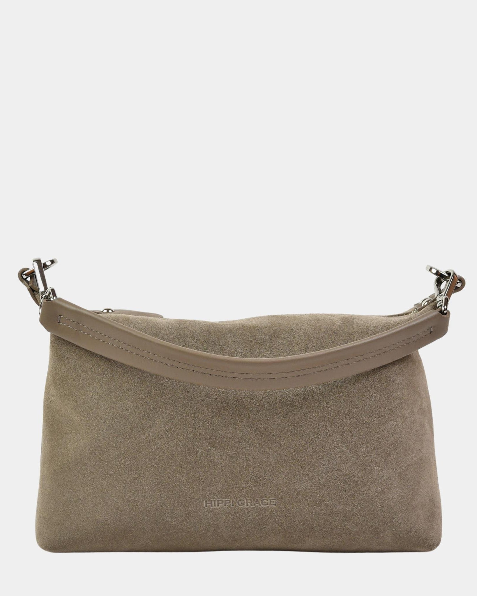 LIten skinnveske i semsket, beige kuskinn. Håndtaket og justerbar crosbodystropp i kommer i glatt skinn i samme farge. Liten hverdagsveske for med plass til det viktigste.