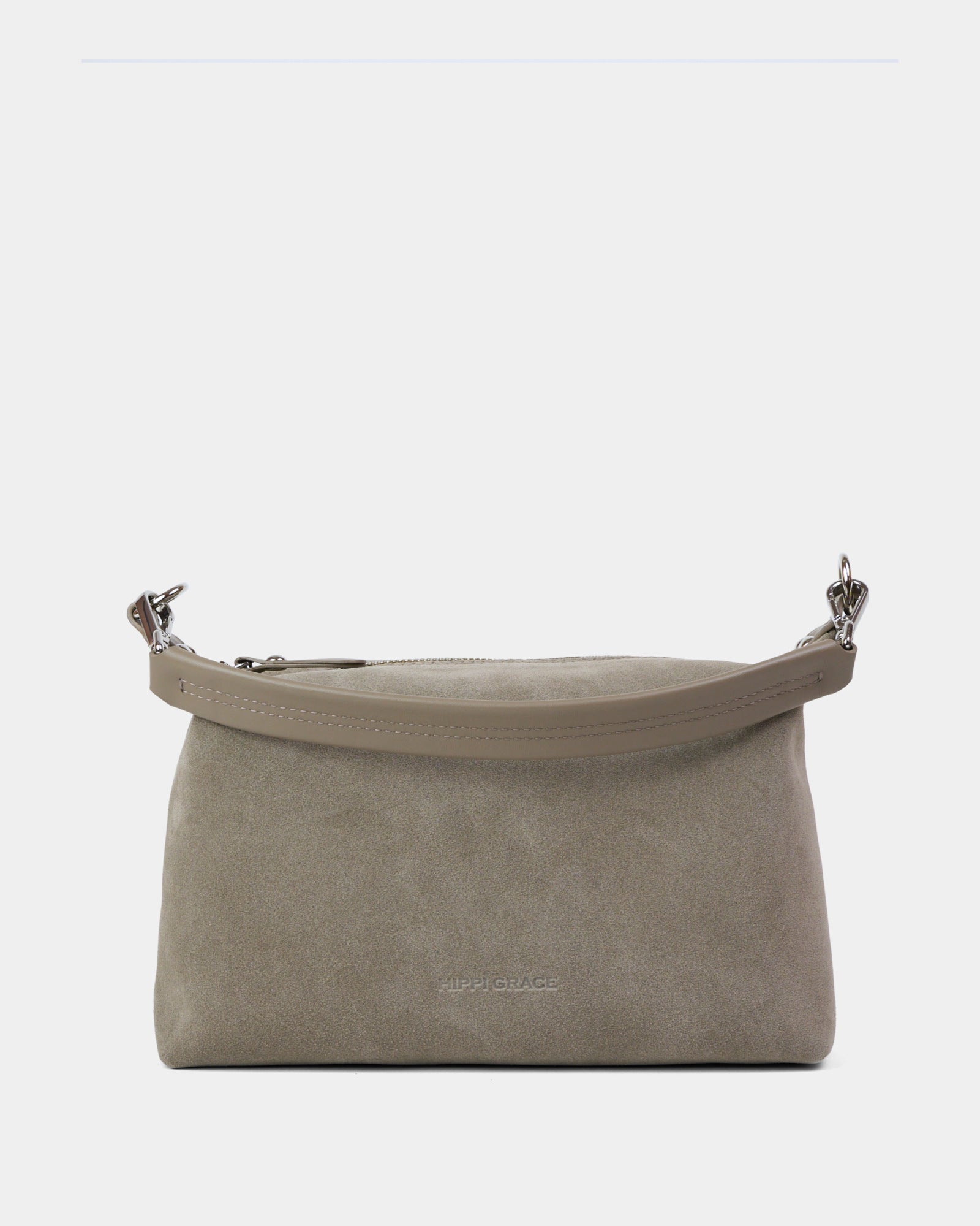 LIten skinnveske i semsket, beige kuskinn. Håndtaket og justerbar crosbodystropp i kommer i glatt skinn i samme farge. Liten hverdagsveske for med plass til det viktigste.