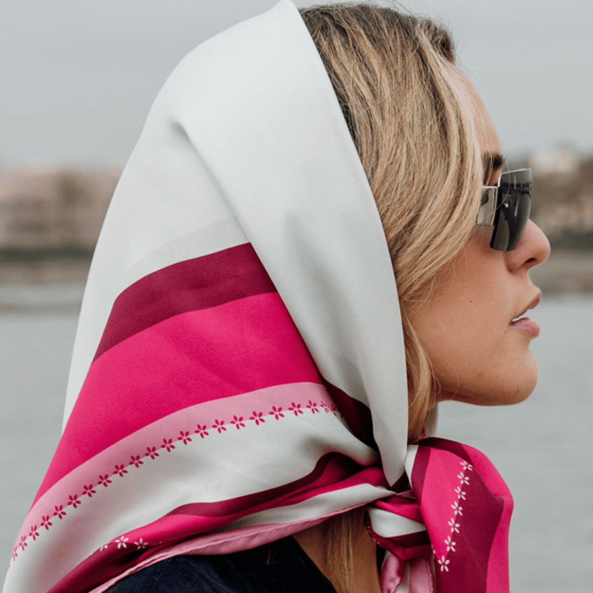 Silkeskjerf i rosa, 100% twill silke. Hippi Grace Silkeskjerf i Modern Stripes Silke Rosa er laget av 100% twill silke fra italia. Rosa silkeskjerf til dame med nydelige detaljer. Norsk Design. Ekte silke dame. Silke Sjal dame.