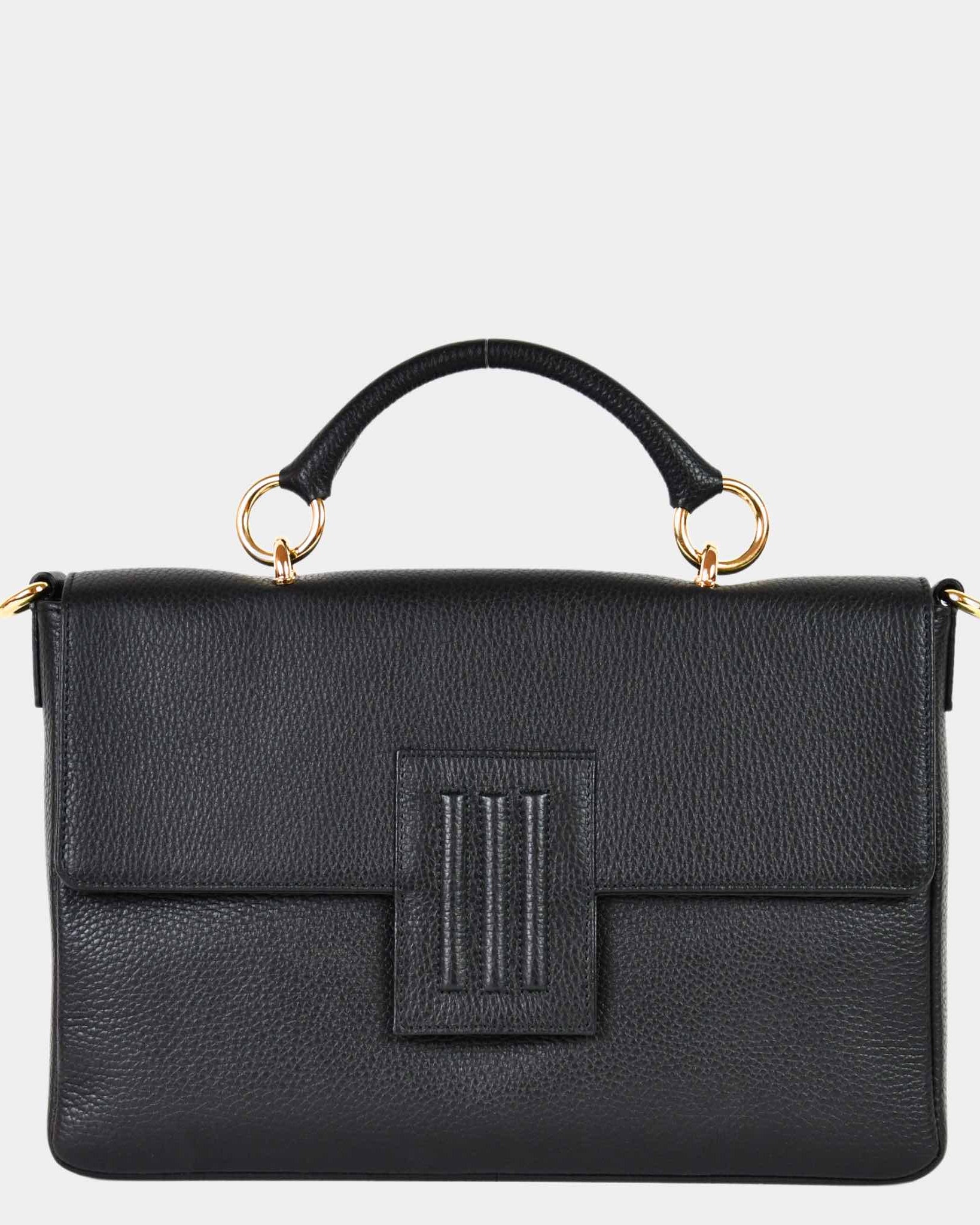 Skinnveske i Svart med Gulldetaljer. Hippi Grace Sotogrande Midi er en mellomstor veske til dame i ekte skinn. Skinnvesken kommer med et elegant håndtak og en avtagbar og regulerbar crossbody stropp. Vesken har et klassisk, funksjonelt og tidløst design som overlever alle trender. Skinnvesken har en klipp lås i front for å lukke vesken. Veske dame. Sort veske. Svart veske dame. jobbveske dame. hverdagsveske dame. Norsk design. Crossbody Veske dame. Crossbodyveske dame. Forsiden av vesken.