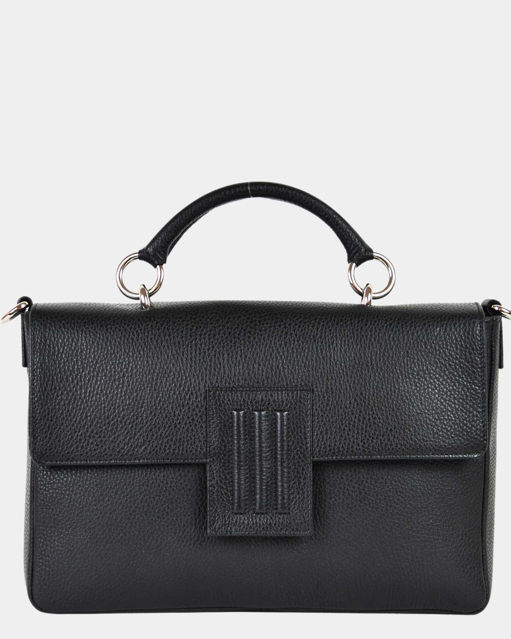 Skinnveske i Svart med sølvdetaljer. Hippi Grace Sotogrande Midi er en mellomstor veske til dame i ekte skinn. Skinnvesken kommer med et elegant håndtak og en avtagbar og regulerbar crossbody stropp. Vesken har et klassisk, funksjonelt og tidløst design som overlever alle trender. Skinnvesken har en klipp lås i front for å lukke vesken. Veske dame. Sort veske. Svart veske dame. jobbveske dame. hverdagsveske dame. Norsk design. Crossbody Veske dame. Crossbodyveske dame. Forsiden av vesken.