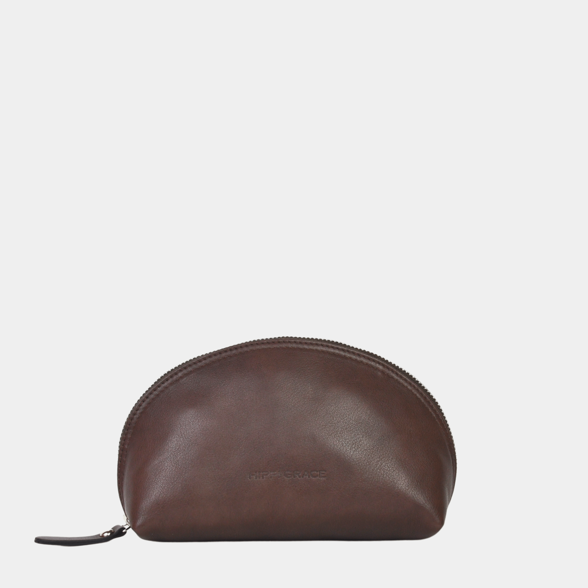 Sminkepung, Ku-skinn, Glidelås-lukning. Hippi Grace Sminkepung i fargen bohem luxe mocca er en mellomstor sminkemappe i ekte skinn. Sminkemappen passer perfekt til å ha i vesken din.