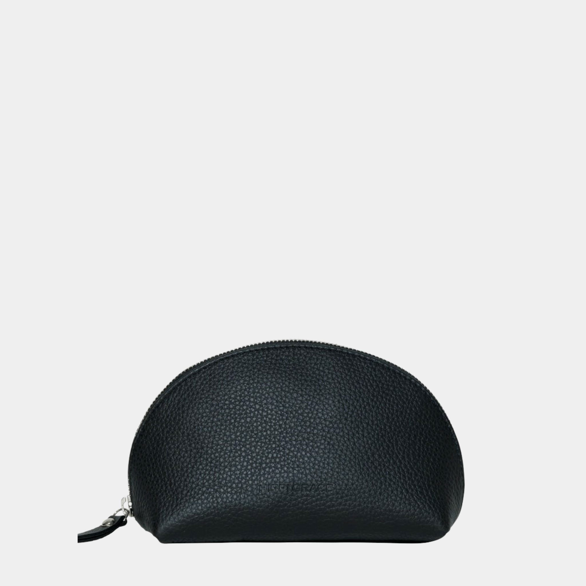 Sminkepung, Ku-skinn, Glidelås-lukning. Hippi Grace Sminkepung i fargen klassisk sort er en mellomstor sminkemappe i ekte skinn. Sminkemappen passer perfekt til å ha i vesken din.