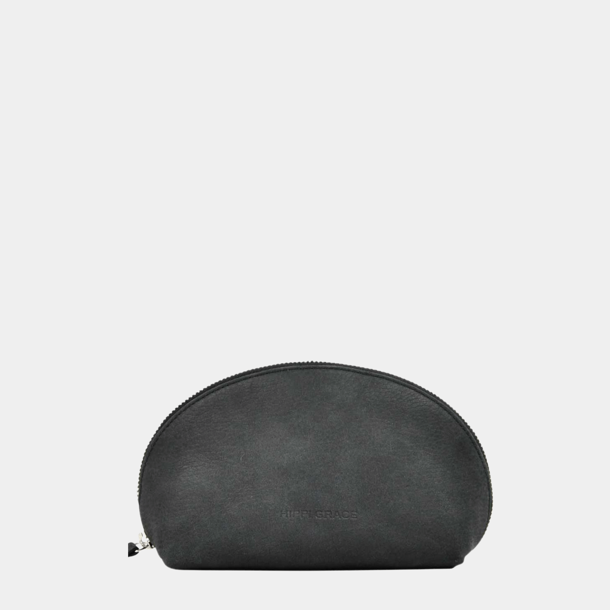 Sminkepung, Ku-skinn, Glidelås-lukning. Hippi Grace Sminkepung i fargen nobuck sort er en mellomstor sminkemappe i ekte skinn. Sminkemappen passer perfekt til å ha i vesken din.