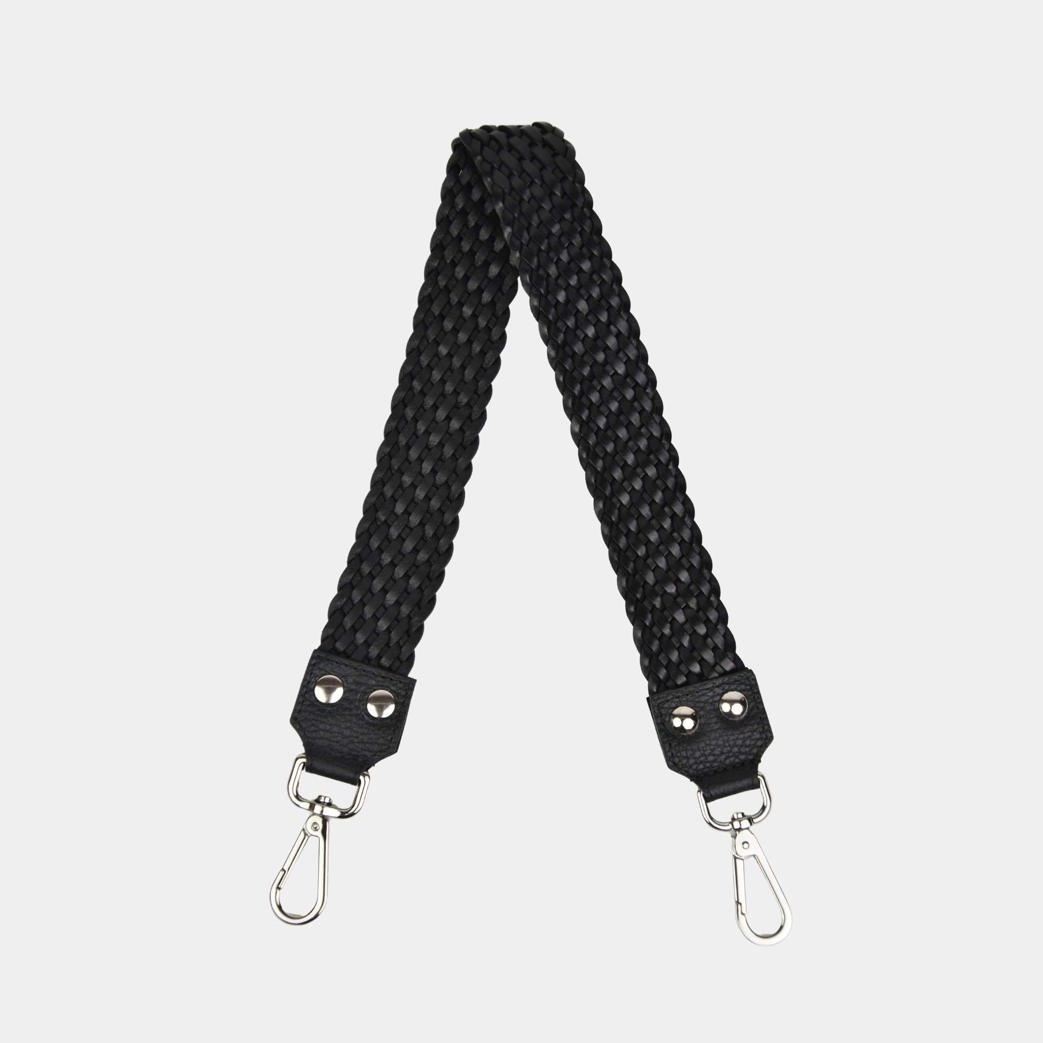 Flettet skulderstropp i Klassisk Ku-skinn, sølvdetaljer. Hippi Grace Flettet Flat Skulderstropp i Sort. Ekte skinn. Norsk Design. Skinnstropp til veske. Tilbehør til veske. Skulderveske tilbehør.