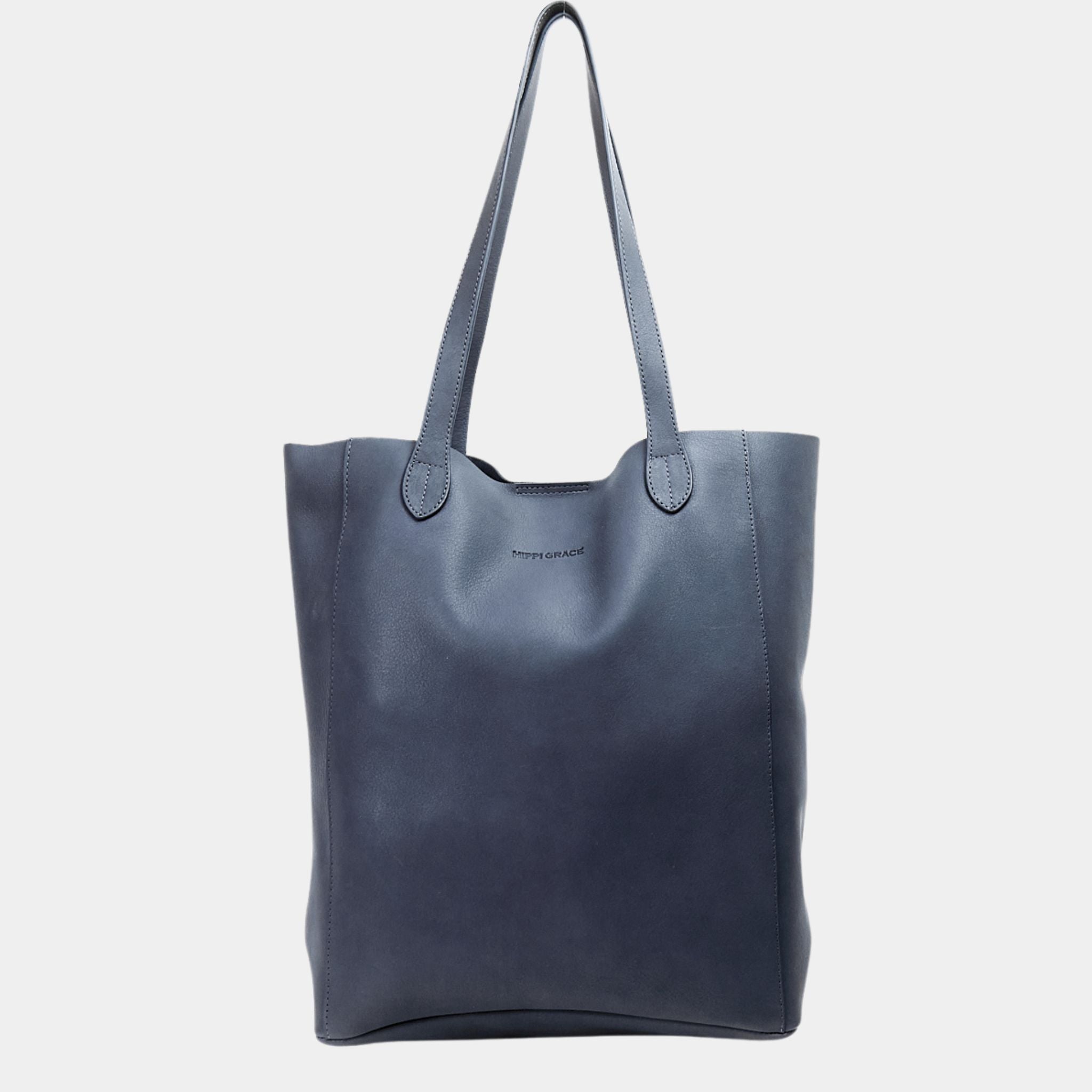 Tote veske i lekkert skinn fra Hippi Grace. Tote vesken Stockholm i fargen bohem luxe indigo fra Hippi Grace er en stor skinnveske til dame. Skulder vesken passer perfekt som jobbveske, skoleveske, reiseveske og hverdagsveske. Vesken har et stilrent design, med et romslig interiør. Vesken lukkes med en metallknapp i topp. Skinnveske dame. Lillablå tote bag i ekte skinn. Blålilla skulderveske i ekte skinn. Norsk design.
