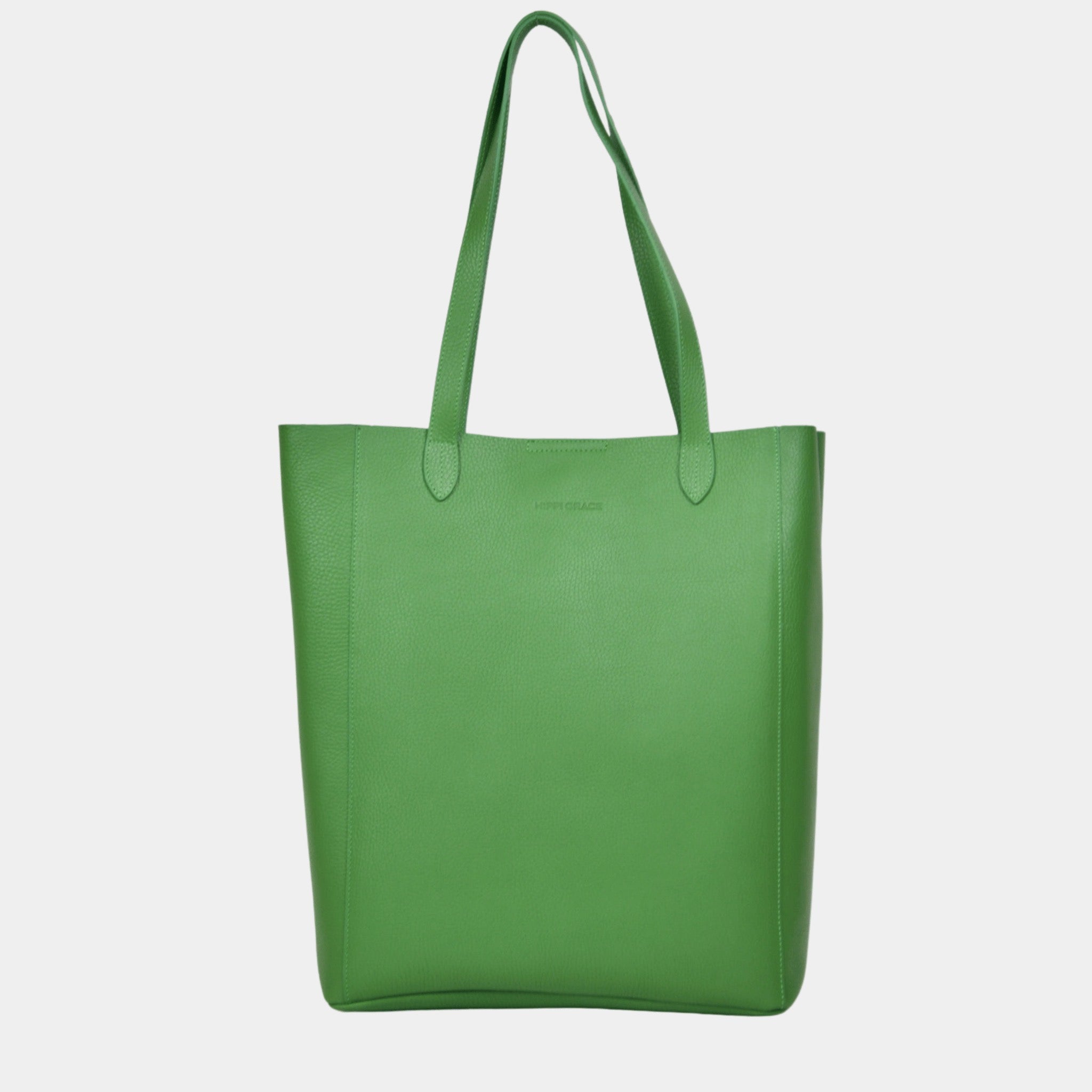 Hierba Tote bag i ku skinn. Tote veske i lekkert grønt skinn fra Hippi Grace. Tote vesken Stockholm i fargen klassisk hierba fra Hippi Grace er en stor skinnveske til dame. Skulder vesken passer perfekt som jobbveske, skoleveske, reiseveske og hverdagsveske. Vesken har et stilrent design, med et romslig interiør. Vesken lukkes med en metallknapp i topp. Skinnveske dame. Grønn tote bag i ekte skinn. Grønn skulderveske i ekte skinn. Norsk design.