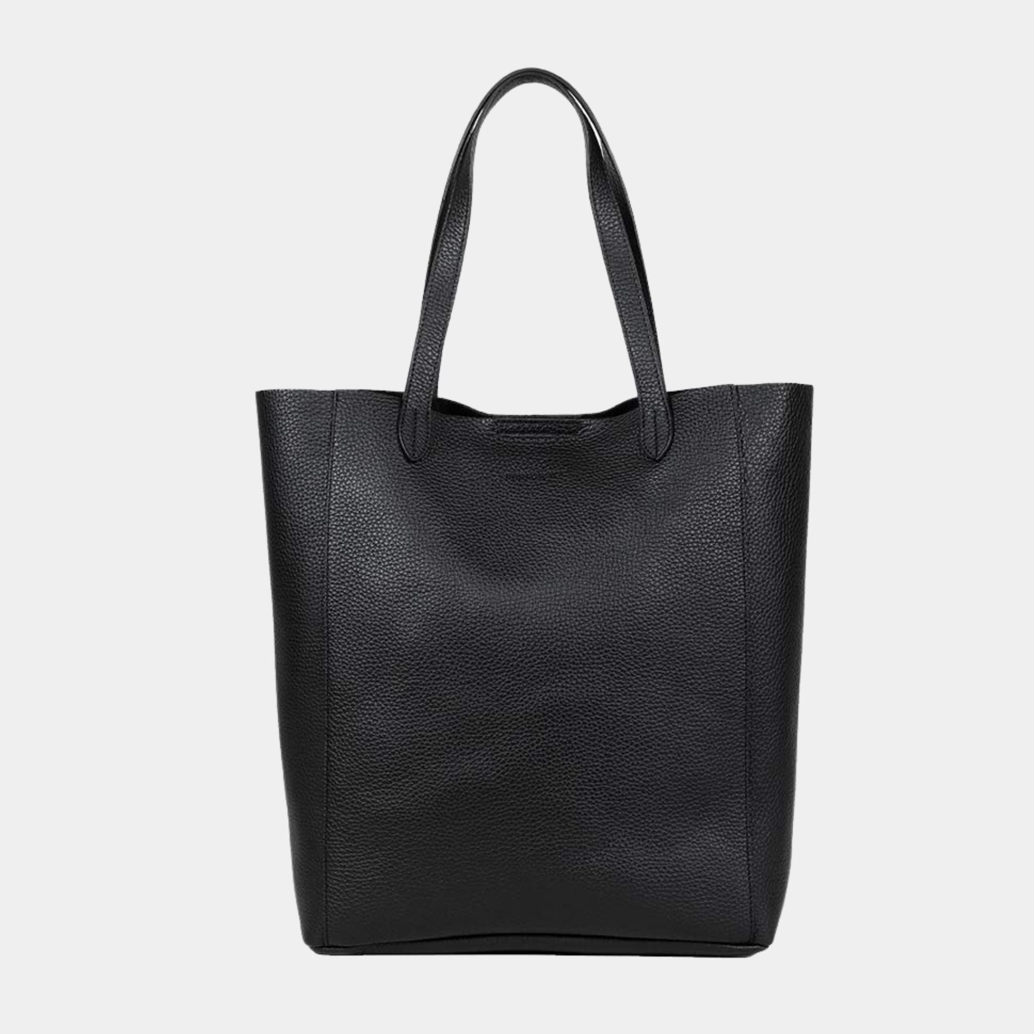 Sort skulderveske, tote bag. Tote veske i lekkert svart skinn fra Hippi Grace. Tote vesken Stockholm i fargen klassisk sort fra Hippi Grace er en stor skinnveske til dame. Skulder vesken passer perfekt som jobbveske, skoleveske, reiseveske og hverdagsveske. Vesken har et stilrent design, med et romslig interiør. Vesken lukkes med en metallknapp i topp. Skinnveske dame. Svart tote bag i ekte skinn. Svart skulderveske i ekte skinn. Norsk design.