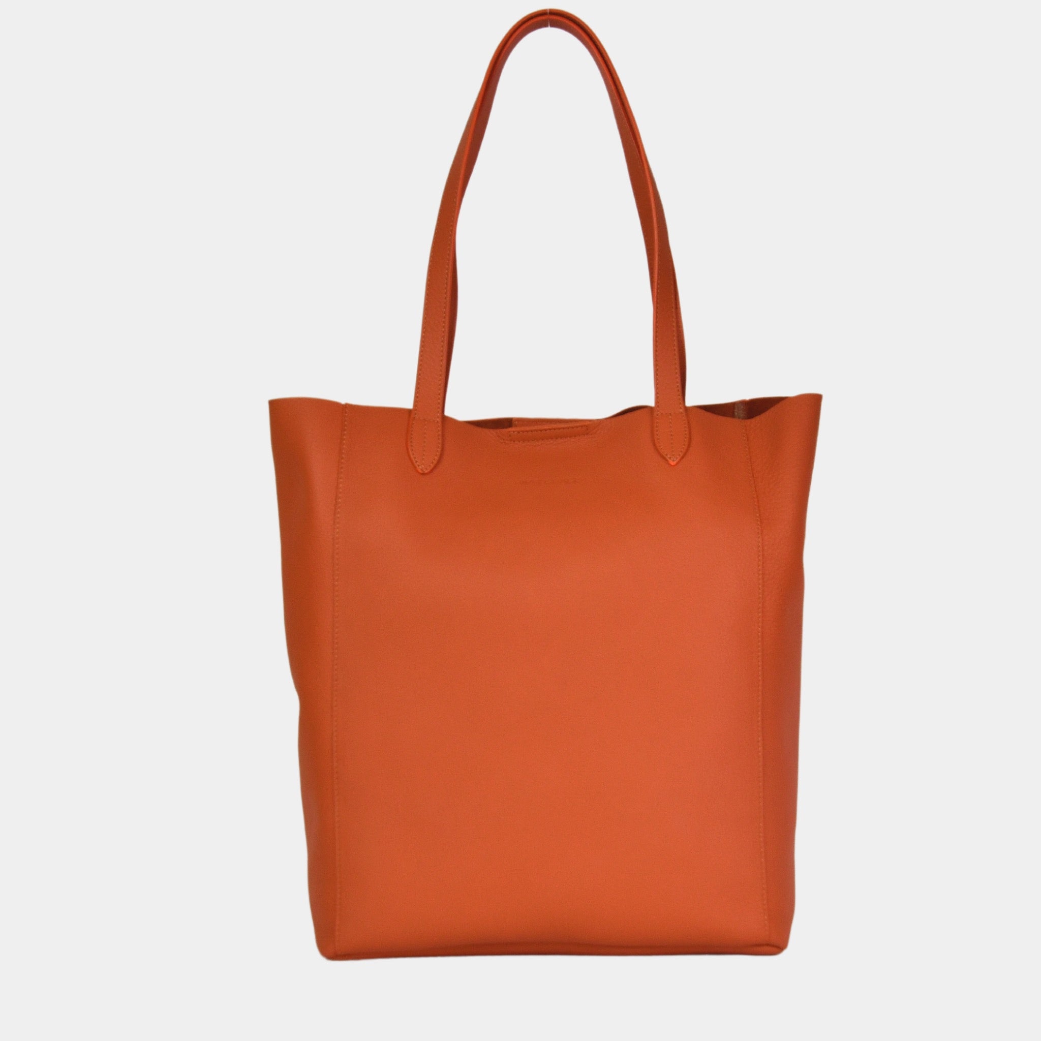 Oransje totebag i ku-skinn. Tote veske i lekkert oransje skinn fra Hippi Grace. Tote vesken Stockholm i fargen superior orange fra Hippi Grace er en stor skinnveske til dame. Skulder vesken passer perfekt som jobbveske, skoleveske, reiseveske og hverdagsveske. Vesken har et stilrent design, med et romslig interiør. Vesken lukkes med en metallknapp i topp. Skinnveske dame. Oransje tote bag i ekte skinn. Oransje skulderveske i ekte skinn. Norsk design.