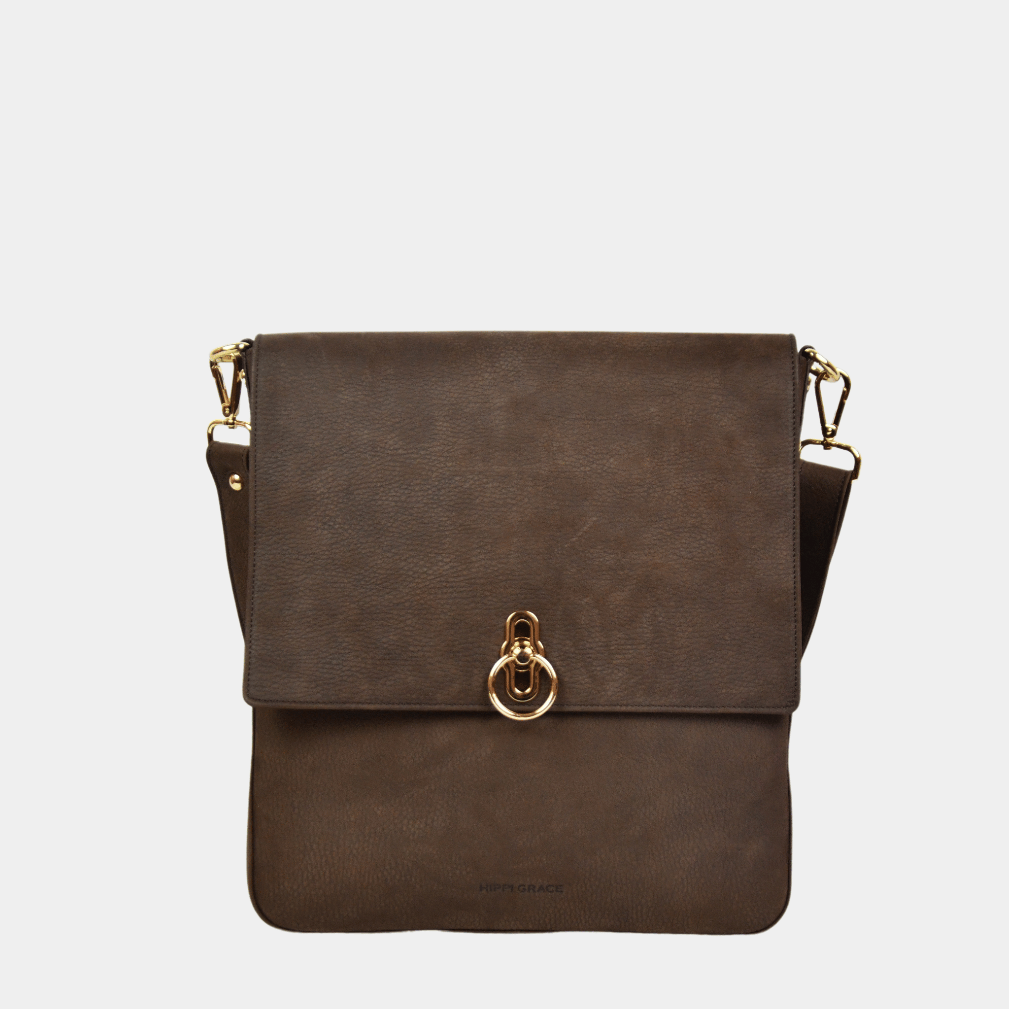 Crossbody veske, Klassisk Ku-skinn, Skulder og crossbody stropp, gulldetaljer. Hippi Grace Tokyo i fargen Nobuck Mocca er en stor skinnveske til dame. Vesken kommer med en regulerbar crossbody stropp som også er avtagbar. Crossbody vesken har et lekkert design med en gullås i front. Skuldervesken har et praktisk interiør, og passer perfekt som Jobbveske, skoleveske, hverdagsveske og reiseveske. Norsk design. Mørkebrun skinnveske dame. Jobbveske i ekte skinn.