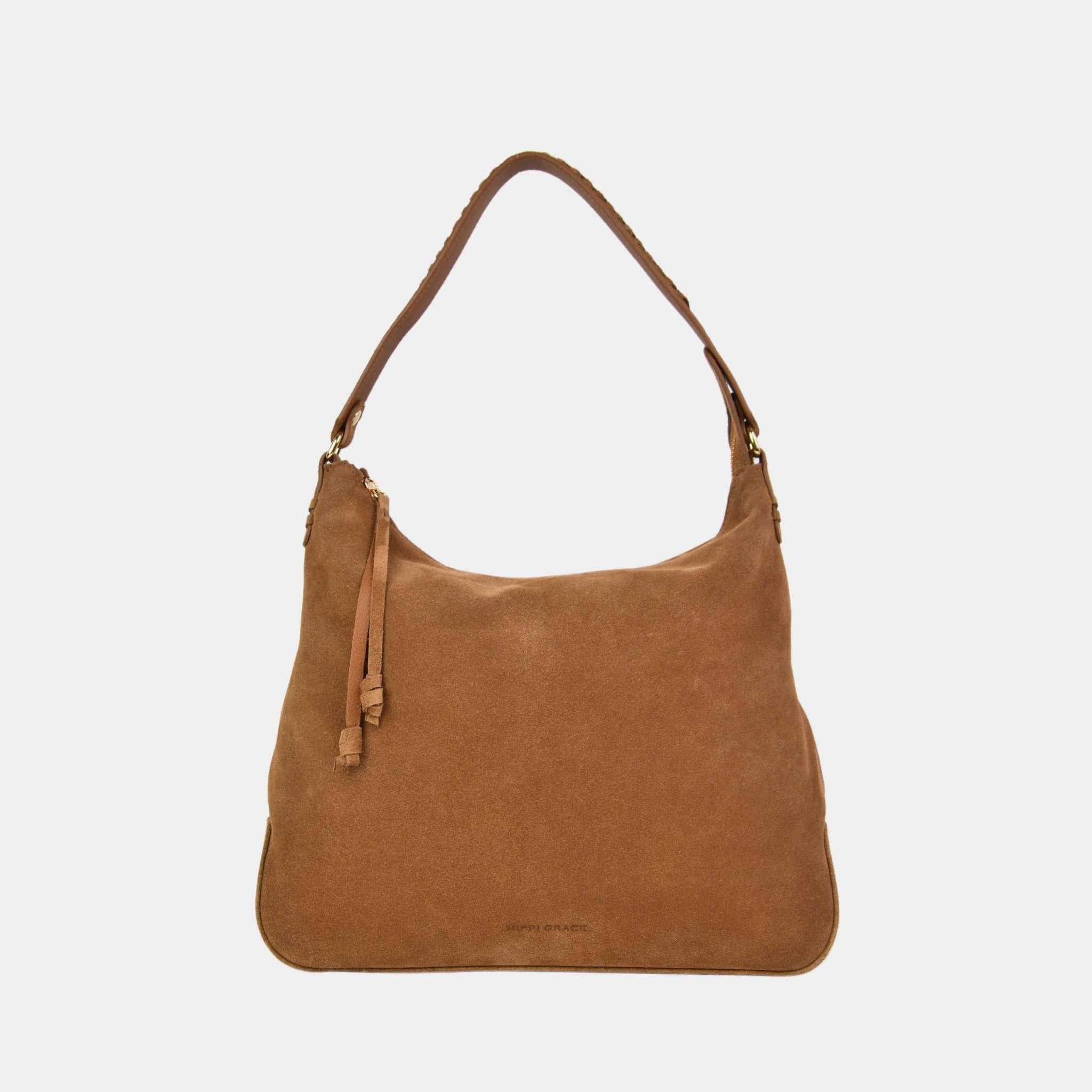 Hippi Grace Tulum, er en medium romslig skulder og crossbody veske i norsk design. skinnvesken kommer ulike skinntyper og farger. Medium veske til dame i ekte skinn. medium skinnveske til dame. Medium skulderveske til dame. Hobo veske dame i lys brun. Skinnveske i lys brun. Vesken har flettede skulderstropper med gulldetaljer. Den har et romslig hovedrom med glidelås lukking i topp. bag. veske dame i ekte skinn. norsk design. Semsket Skinn.