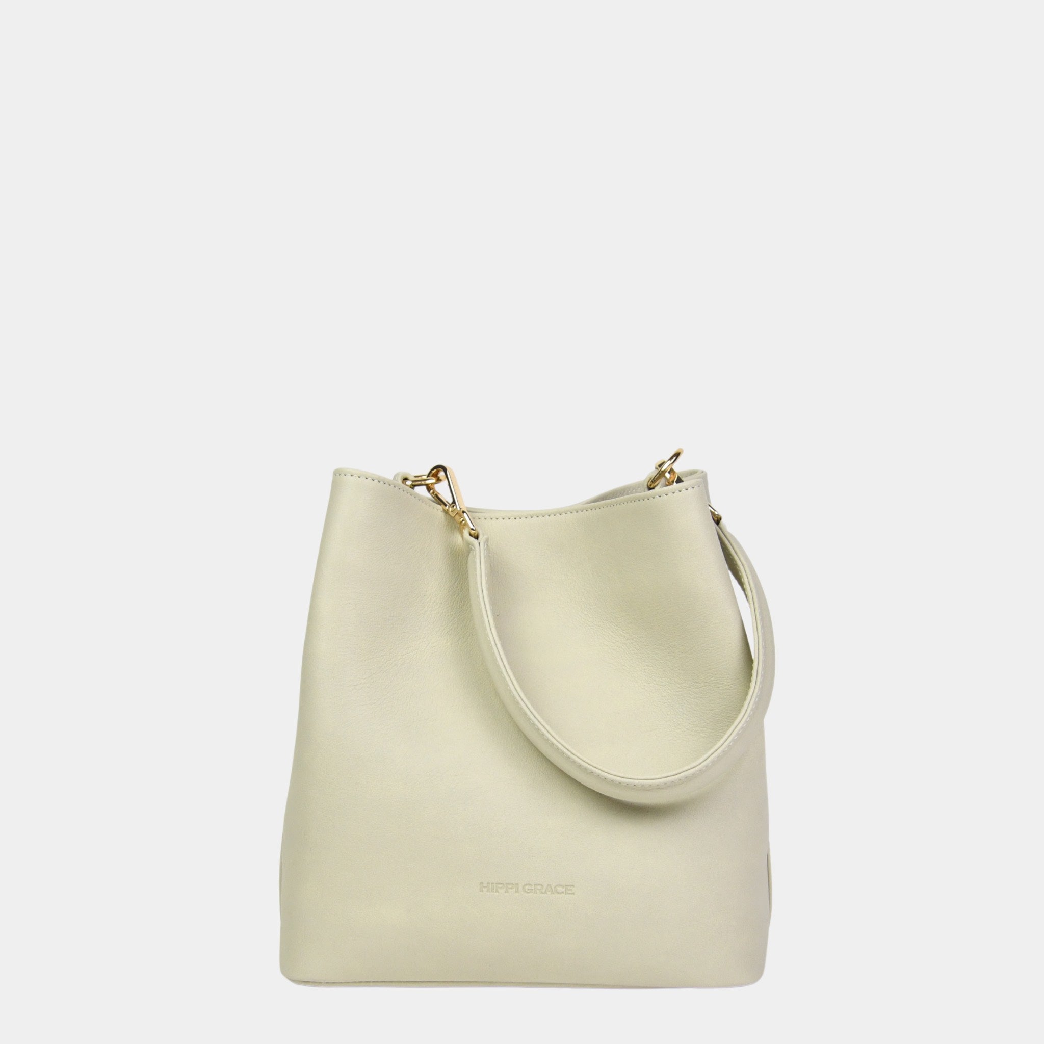 Skulderveske, Ku-skinn, Crossbody Stropp, Magnet lås, glidelås-lomme på framsiden, gulldetaljer. Hippi Grace Marbella i Bohem Luxe Ivory med gulldetaljer er en mellomstor skinnveske til dame. Vesken kommer med en skulderstropp og en regulerbar crossbody stropp, begge avtagbare. Vesken har et rent og elegant design, med et praktisk interiør. Veskens interiør har to hovedrom og lfere små lommer, med magnet lukking i topp. Lysebrun skulderveske dame. Lysebrun Crossbody veske. Hvit skinnveske. Norsk design.