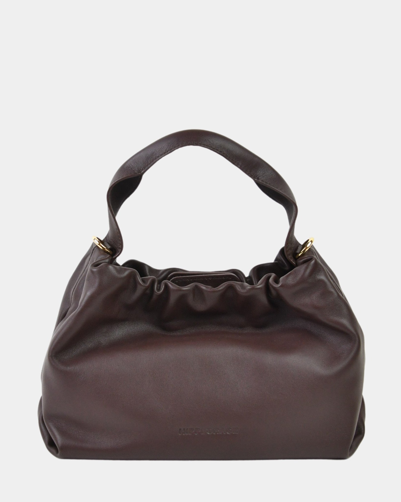 Liten Skinnveske til dame i Mørkebrun. Liten veske dame i ekte skinn. Mørkebrun veske. Brun veske. Mørkebrun skinnveske. Skinnveske Mocca. Skinn Veske. Ekte skinn. Norsk design. Hippi Grace Alba i fargen Nappa Sort. Julegavetips. Vesken kommer med en avtagbar og regulerbar crossbody stropp. Nappa skinn.