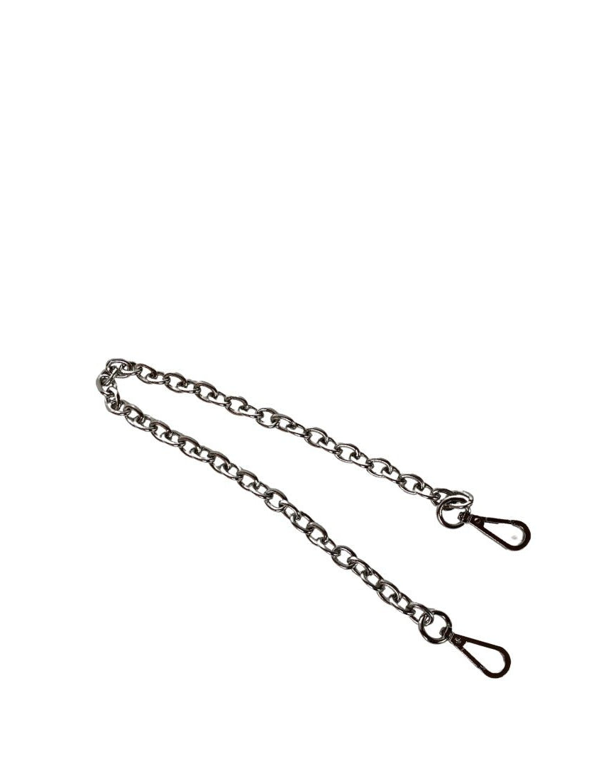 Hippi Grace Metal Chain Stropp i sølv er en skulderstropp til Hippi Grace Vesker. Veskestroppen er et lekkert tilbehør for å pynte opp vesken din til fest. Norsk design.