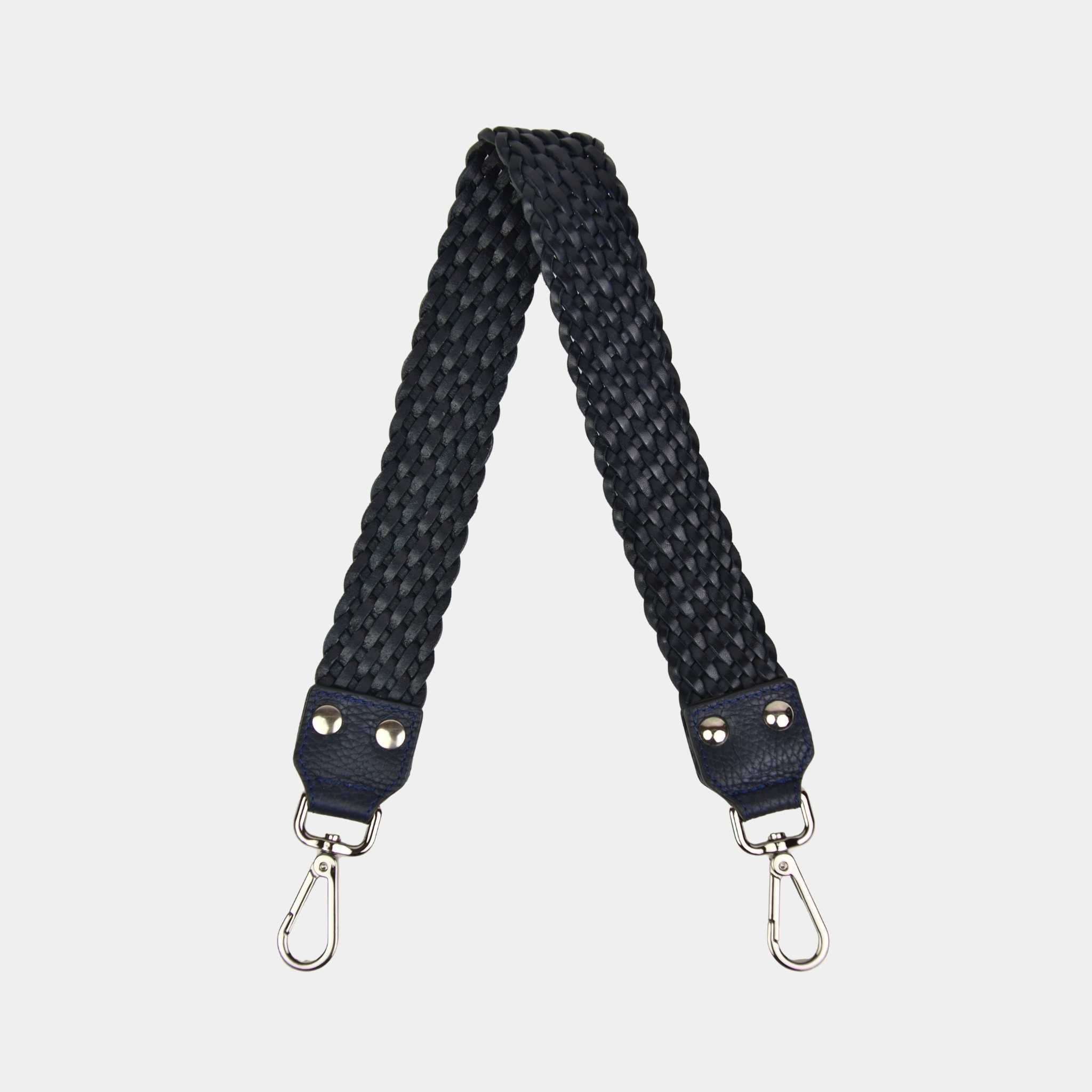 Flettet skulderstropp i Klassisk Ku-skinn, sølvdetaljer. Hippi Grace Flettet Flat Skulderstropp i Sort. Ekte skinn. Norsk Design. Skinnstropp til veske. Tilbehør til veske. Skulderveske tilbehør.