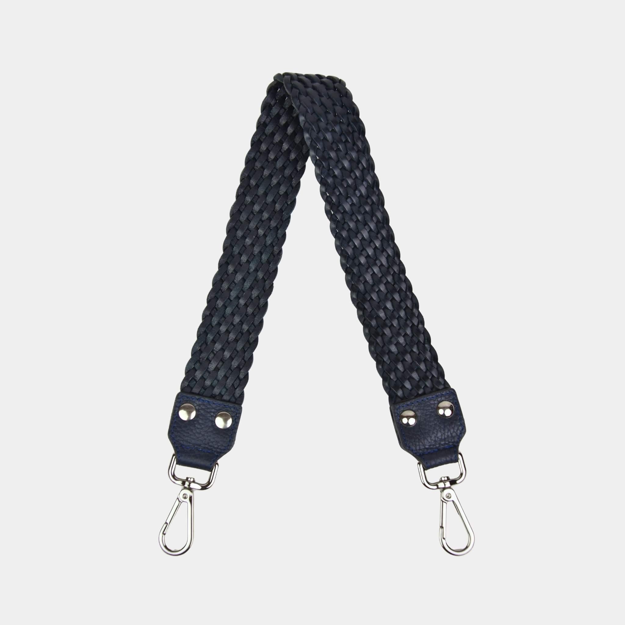 Flettet skulderstropp i Klassisk Ku-skinn, sølvdetaljer. Hippi Grace Flettet Flat Skulderstropp i Sort. Ekte skinn. Norsk Design. Skinnstropp til veske. Tilbehør til veske. Skulderveske tilbehør.