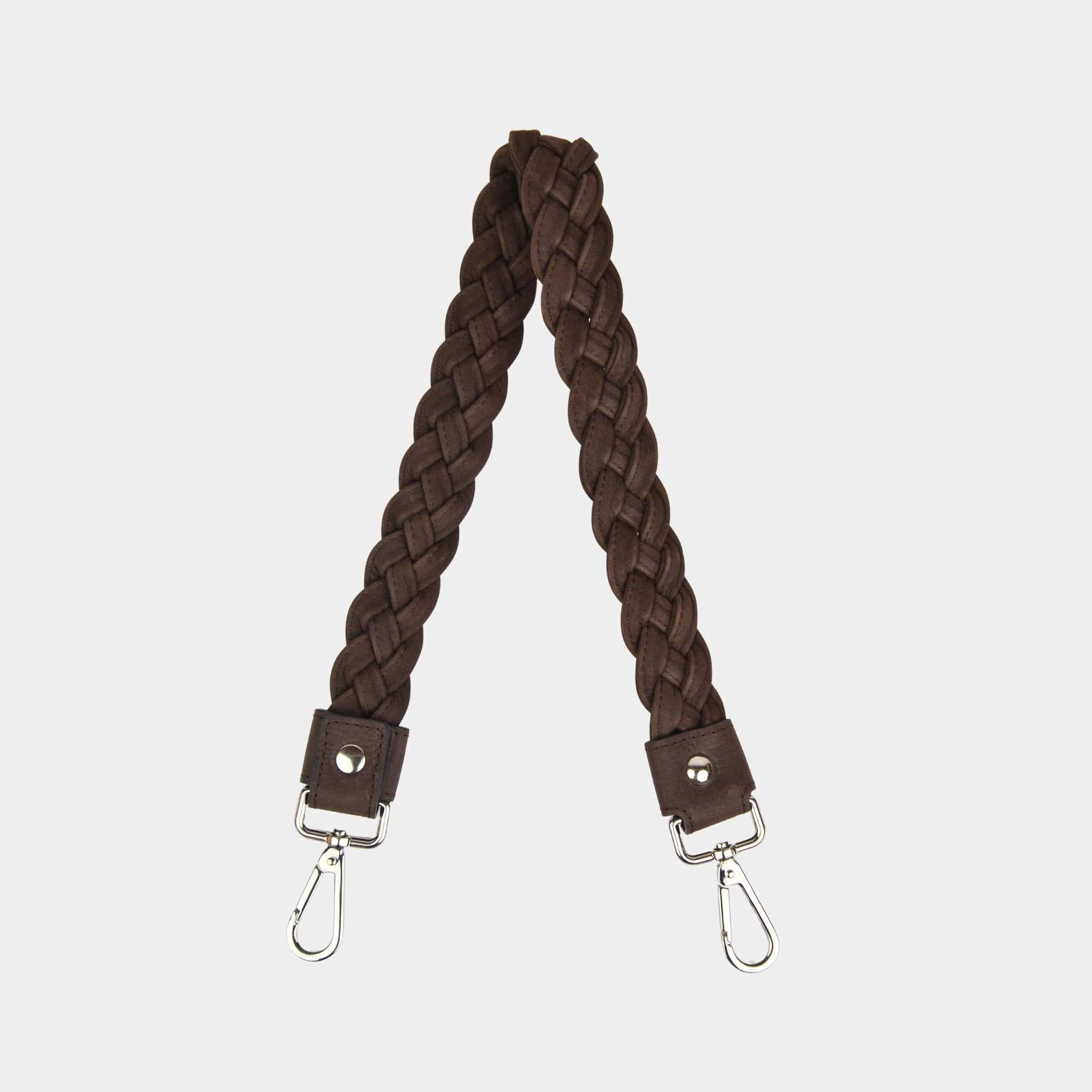 Flettet skulderstropp i Nobuck Ku-skinn, sølvdetaljer. Hippi Grace Flettet Rund Skulderstropp nobuck mocca med sølvdetaljer. Ekte skinn. Norsk Design. Skinnstropp til veske. Skulderstropp til veske. Skinnveske tilbehør. Skulderstropp i ekte skinn med flette detaljer.