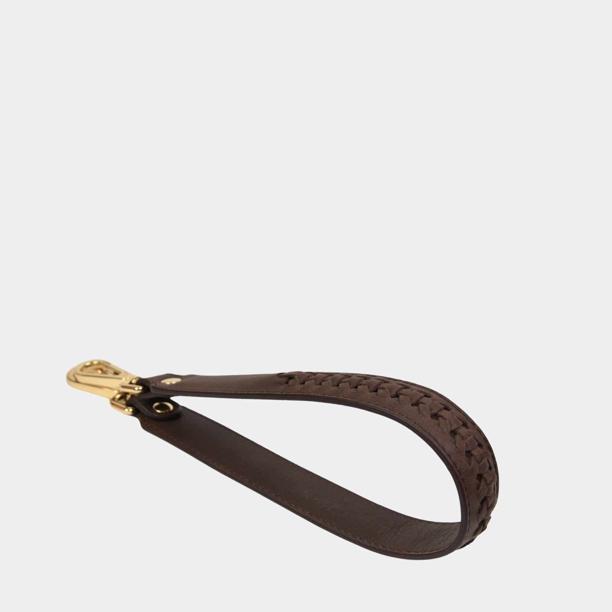 Flettet skulderstropp i mokka skinn med gullfargede metallbeslag – fra Hippi Grace