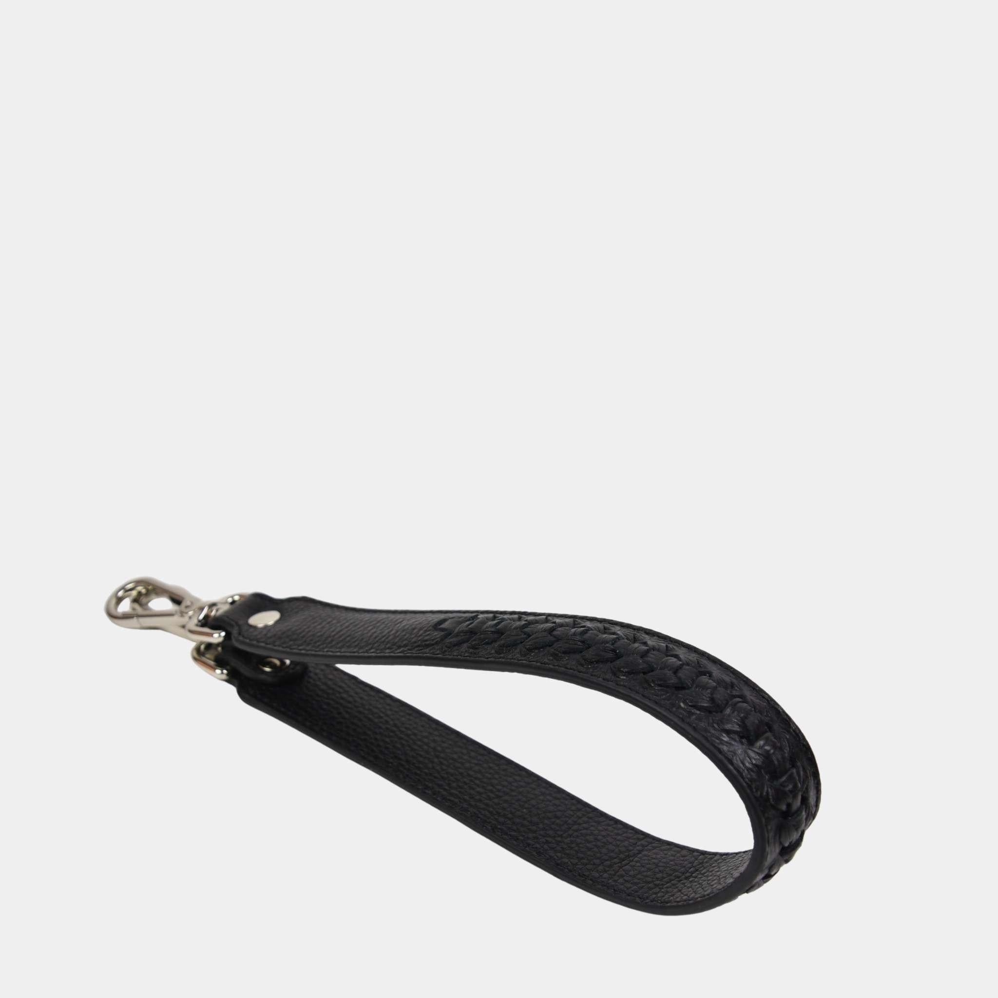 Klassisk sort skulderstropp i skinn med flettet design og sølvbeslag – Hippi Grace”