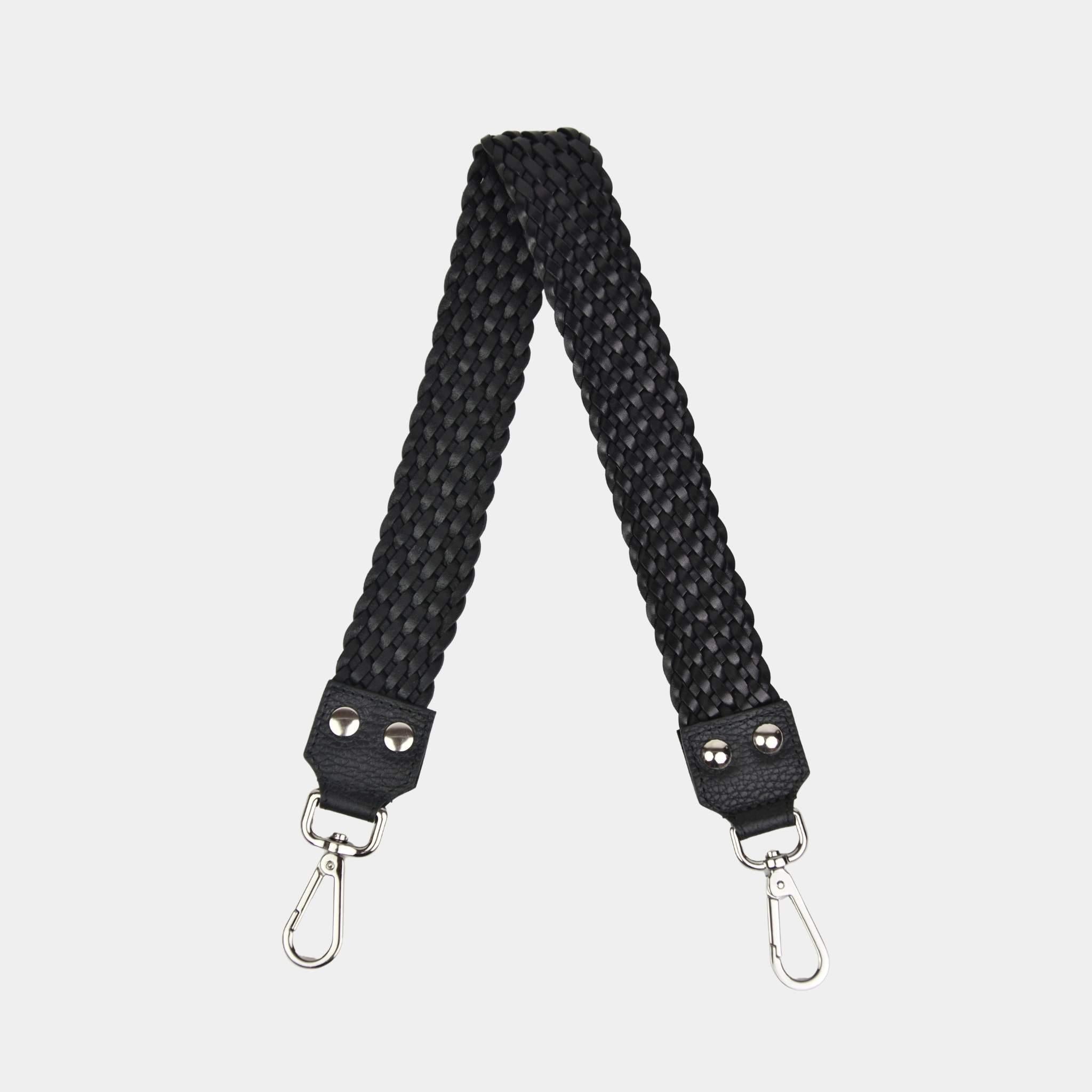 Flettet skulderstropp i Klassisk Ku-skinn, sølvdetaljer. Hippi Grace Flettet Flat Skulderstropp i Sort. Ekte skinn. Norsk Design. Skinnstropp til veske. Tilbehør til veske. Skulderveske tilbehør.