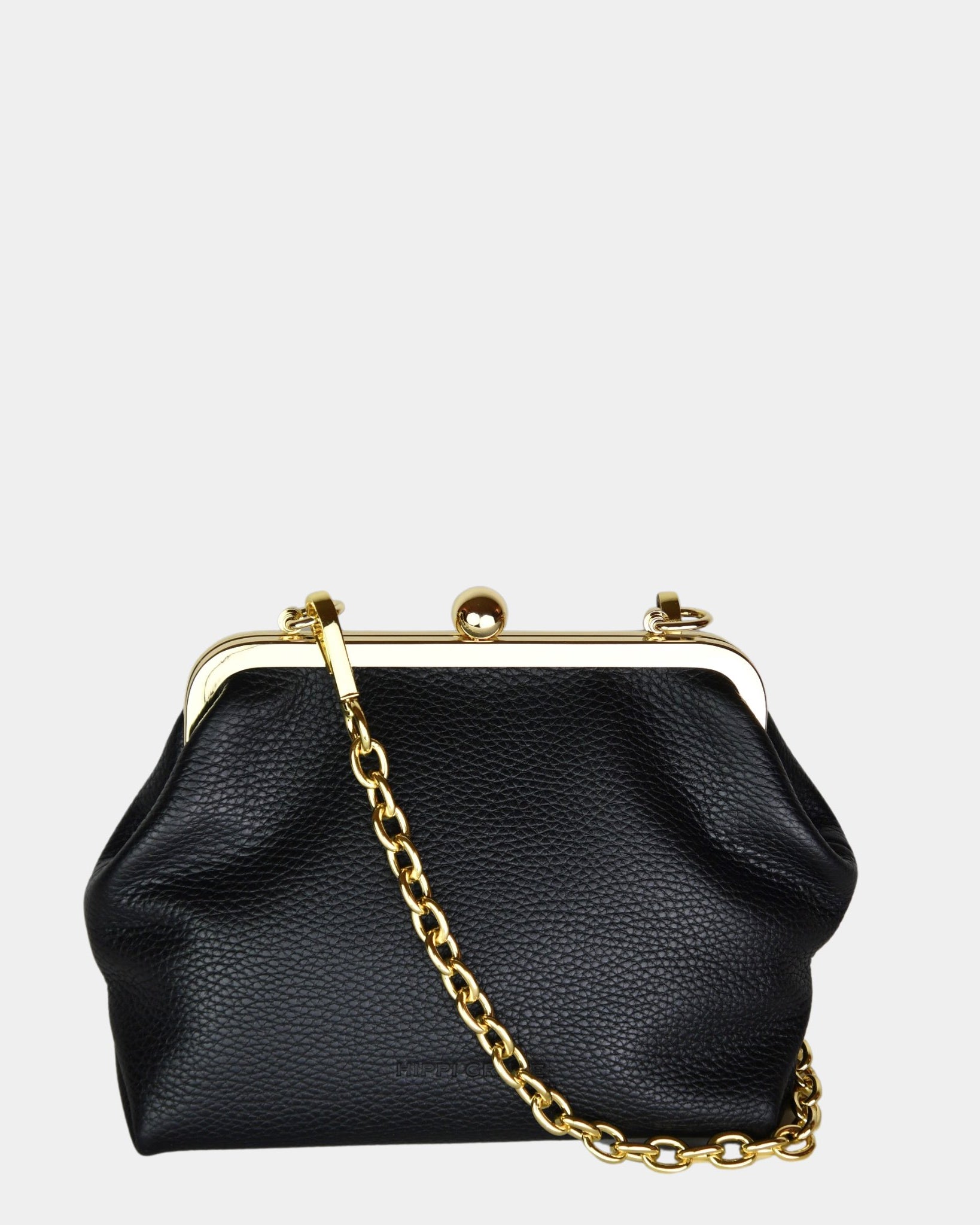 Hippi Grace Positano i fargen Klassisk Sort m/Gull er en liten skinnveske til dame i Norsk Design. Vesken er laget av nydelig ekte skinn, og har lekre gull detaljer og klikk lås i topp. Selskapsvesken kommer med en lekker metall chain som stropp og en regulerbar Crossbody Stropp, begge avtagbare. . Denne festvesken har et unikt design og et smart interiør. Et smykke til din garderobe. Svart veske i ekte skinn. Veske i Skinn. Svart Skinnveske Dame. Bilde av forsiden til Positano