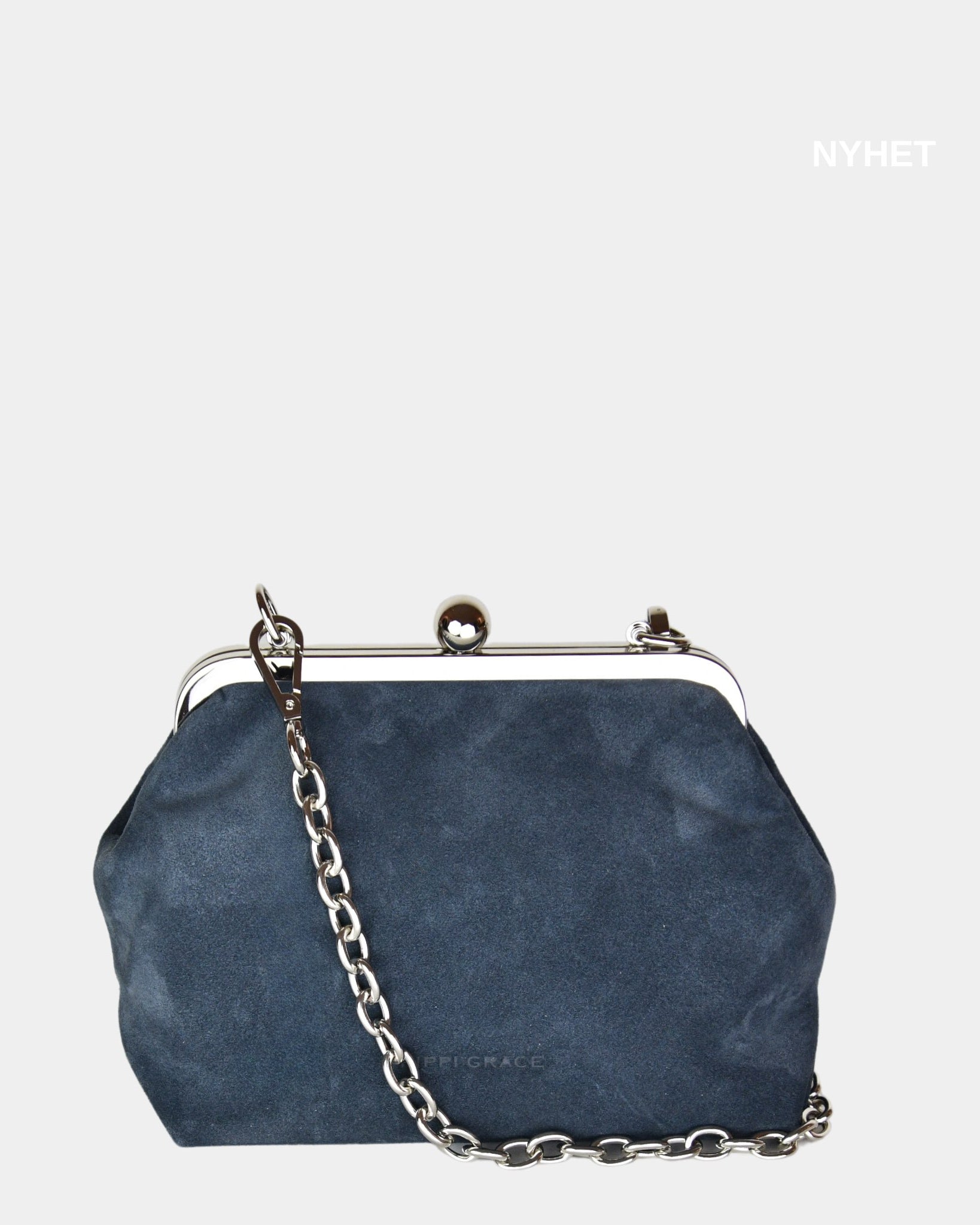 Hippi Grace Positano i fargen Suede Gråblå er en liten skinnveske til dame i Norsk Design. Vesken er laget av nydelig semsket skinn, og har lekre sølv detaljer og klikk lås i topp. Selskapsvesken kommer med en lekker metall chain som stropp og en regulerbar Crossbody Stropp, begge avtagbare. . Denne festvesken har et unikt design og et smart interiør. Et smykke til din garderobe. Gråblå veske i semsket skinn. Veske i suede. Gråblå Suede Veske Dame. Bilde av forsiden til Positano