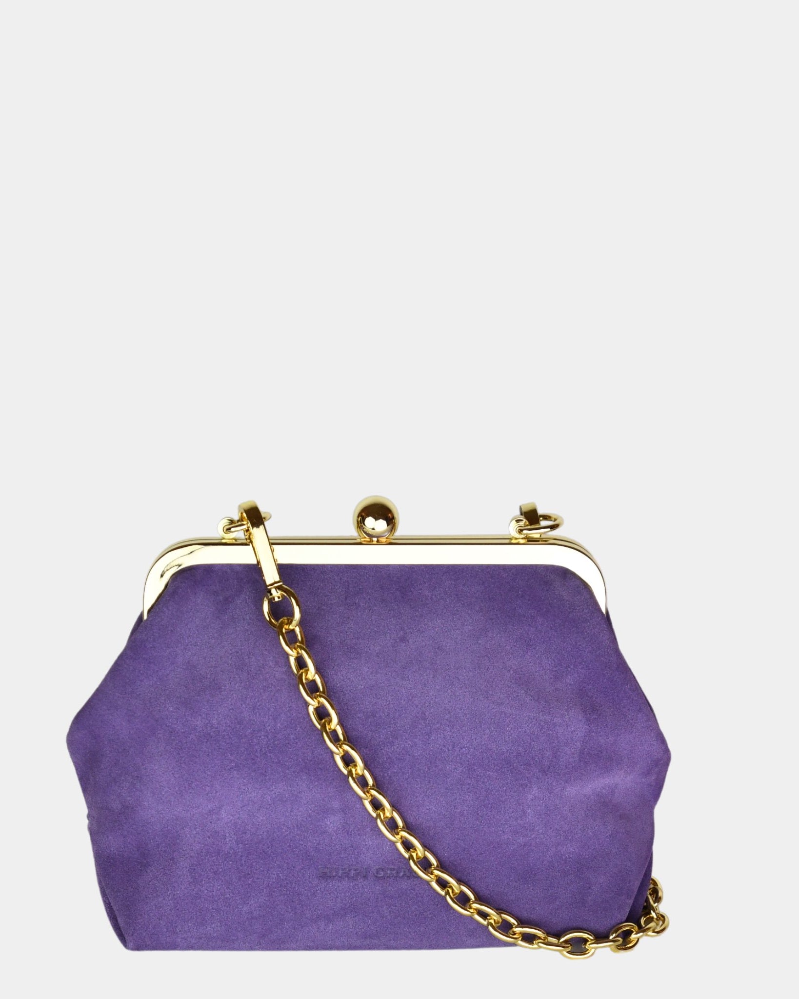 Hippi Grace Positano i fargen Suede Purple m/Gull er en liten skinnveske til dame i Norsk Design. Vesken er laget av nydelig semsket skinn, og har lekre gull detaljer og klikk lås i topp. Selskapsvesken kommer med en lekker metall chain som stropp og en regulerbar Crossbody Stropp, begge avtagbare. . Denne festvesken har et unikt design og et smart interiør. Et smykke til din garderobe. Lilla veske i semsket skinn. Veske i suede. Lilla Suede Veske Dame. Bolde av Forsiden til Positano