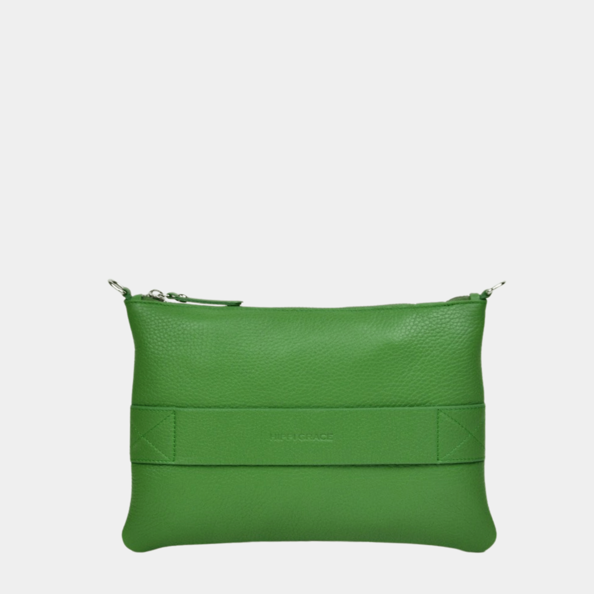 Liten veske i klassisk Ku-skinn med glidelås-lukning, lang skulderstropp og håndleddsstropp. Skinn veske. veske dame. bag. norsk design. 3IN1 veske fra hippi grace i fargen klassisk hierba. Ekte skinnveske i fargen hierba. Grønn skinnveske. Grønn veske i ekte skinn. Hippi Grace 3in1 i fargen klassisk hierba. Hippi Grace 3in1 i fargen grønn. Grønn clutch i ekte skinn til dame fra Hippi Grace.