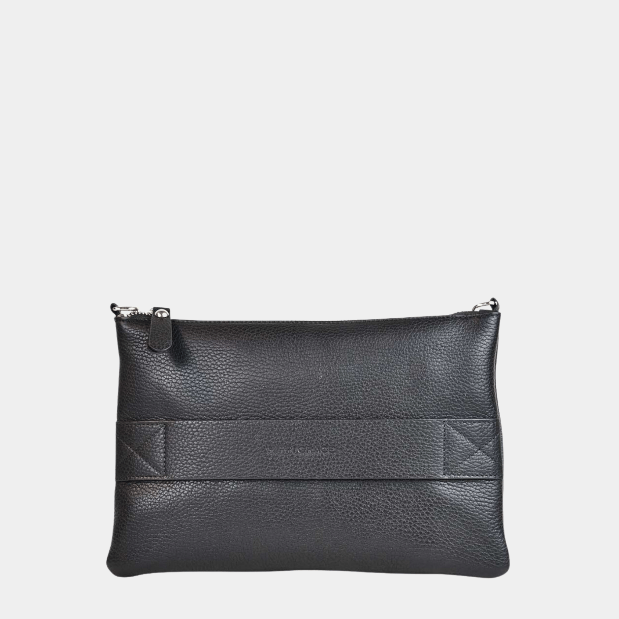 Liten veske i klassisk Ku-skinn med glidelås-lukning, lang skulderstropp og håndleddsstropp. Skinn veske. veske dame. bag. norsk design. sort veske. svart veske. veske i sort til dame i ekte skinn. Veske i svart til dame i ekte skinn. Sort veske til dame i ekte skinn. Svart veske til dame i ekte skinn. Hippi Grace 3in1 i fargen klassisk sort. Sort clutch i ekte skinn til dame. Svart clutch i ekte skinn til dame. Hippi Grace veske. Hippi Grace veske i sort. Hippi Grace veske i svart.