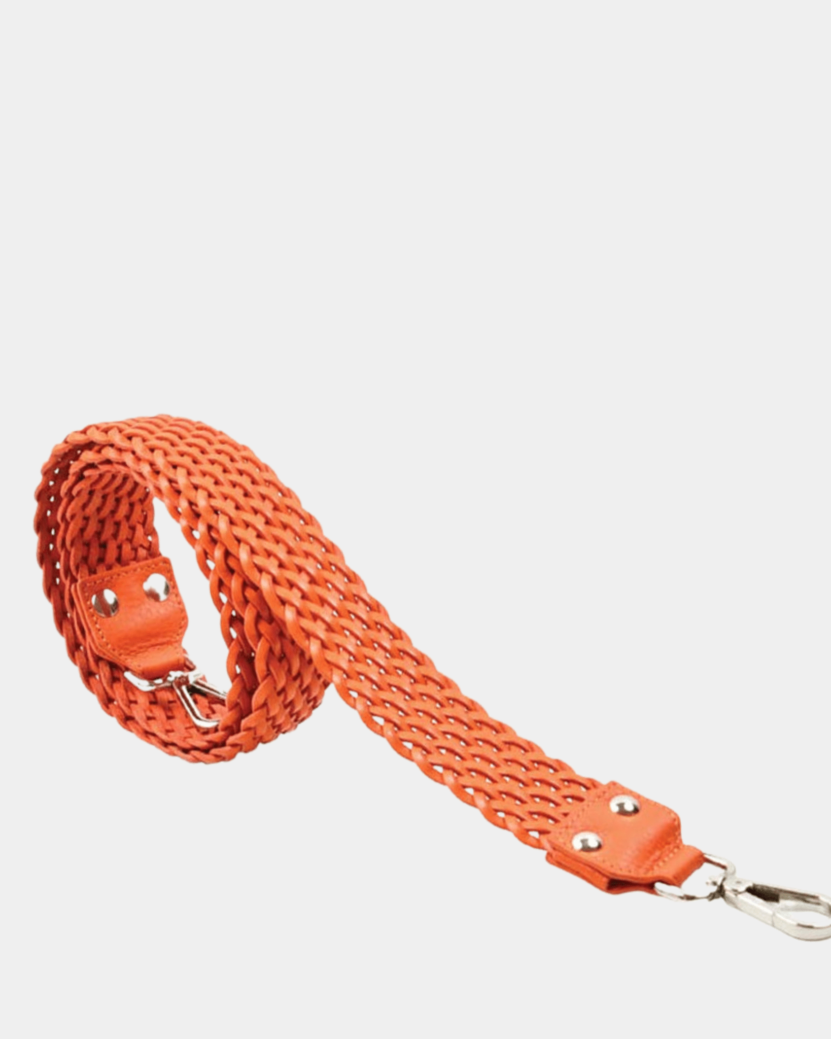 Flettet crossbody stropp i Klassisk Ku-skinn, sølvdetaljer. Skinnstropp til vesker. Tilbehør til vesker. Norsk Design. Hippi Grace Flettet Crossbody Stropp i klassisk orange. Oransje skinnstropp til veske med flette detaljer.