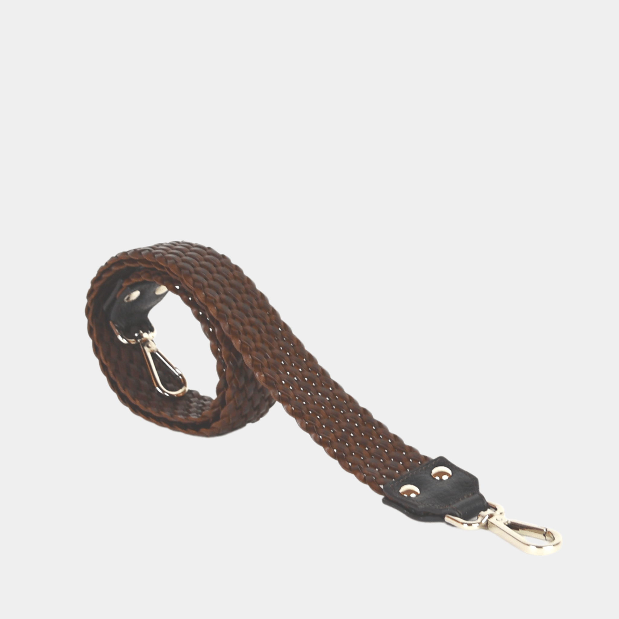 Flettet crossbody stropp i Klassisk Ku-skinn, gulldetaljer. Skinnstropp til vesker. Tilbehør til vesker. Norsk Design. Hippi Grace Flettet Crossbody Stropp i bohem luxe mocca. Brun skinnstropp til veske med flette detaljer.