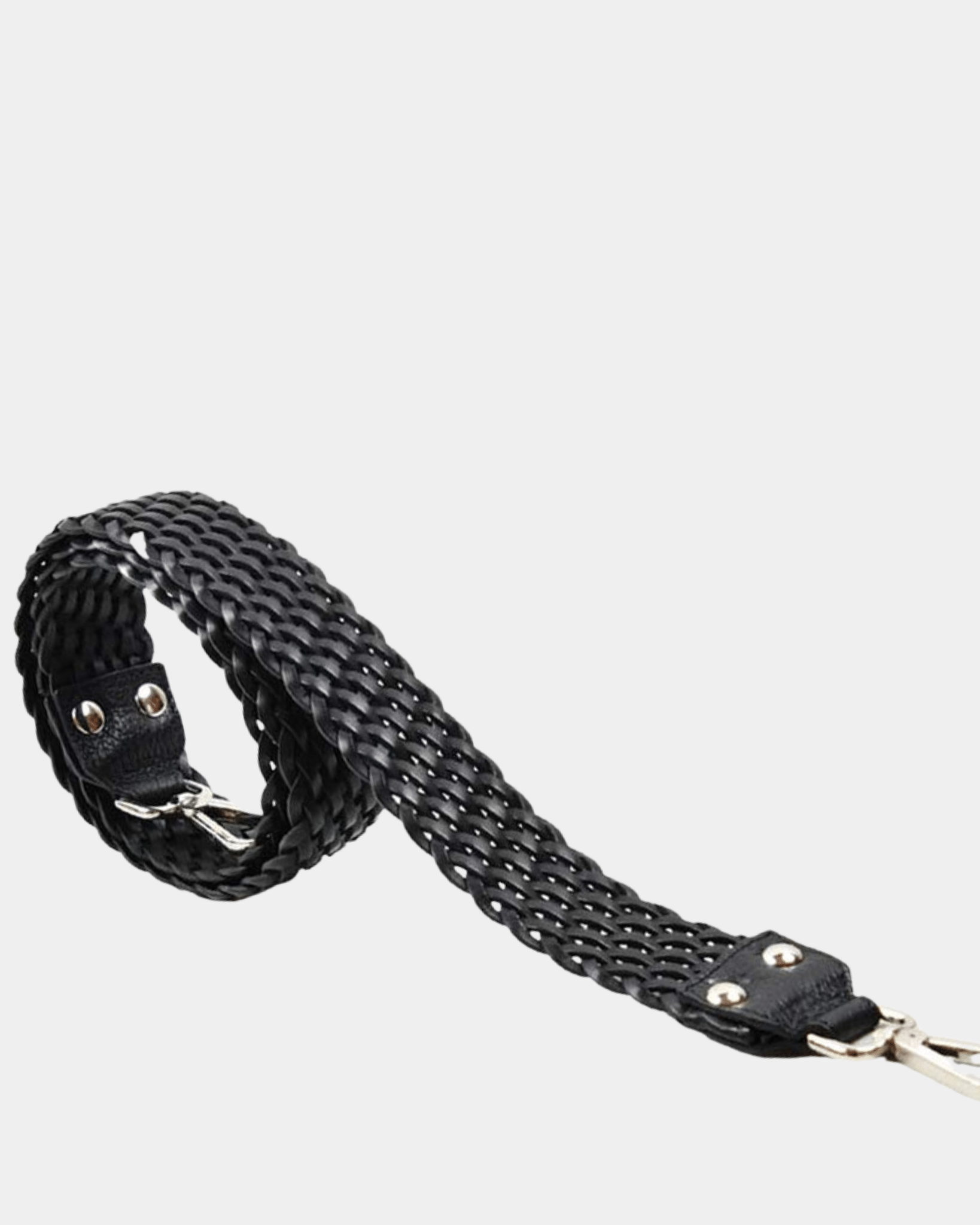 Flettet crossbody stropp i Klassisk Ku-skinn, sølvdetaljer. Skinnstropp til vesker. Tilbehør til vesker. Norsk Design. Hippi Grace Flettet Crossbody Stropp i Klassisk Sort. Svart skinnstropp til veske med flette detaljer.