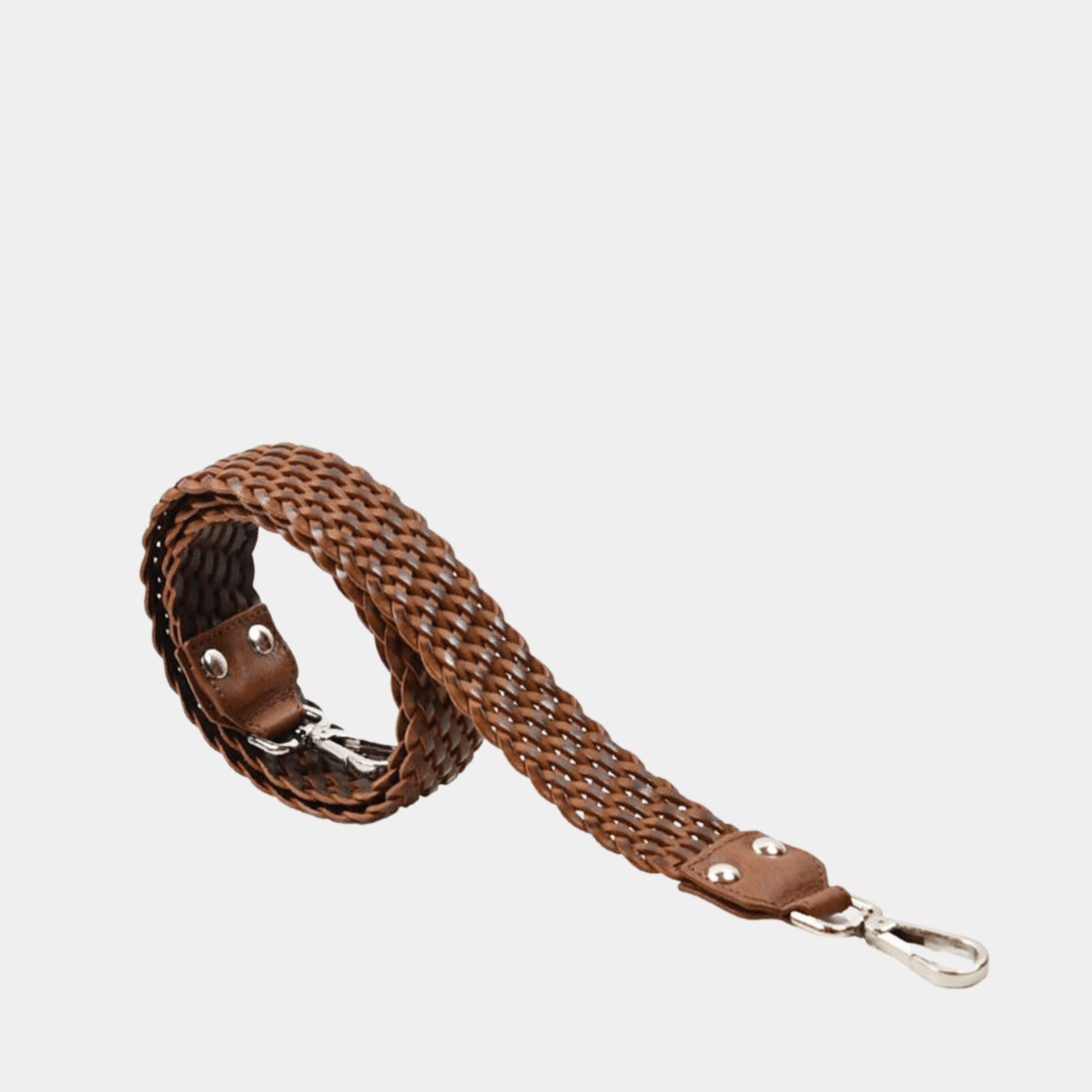 Flettet crossbody stropp i Klassisk Ku-skinn, sølvdetaljer. Skinnstropp til vesker. Tilbehør til vesker. Norsk Design. Hippi Grace Flettet Crossbody Stropp i bohem luxe tan. Brun skinnstropp til veske med flette detaljer.