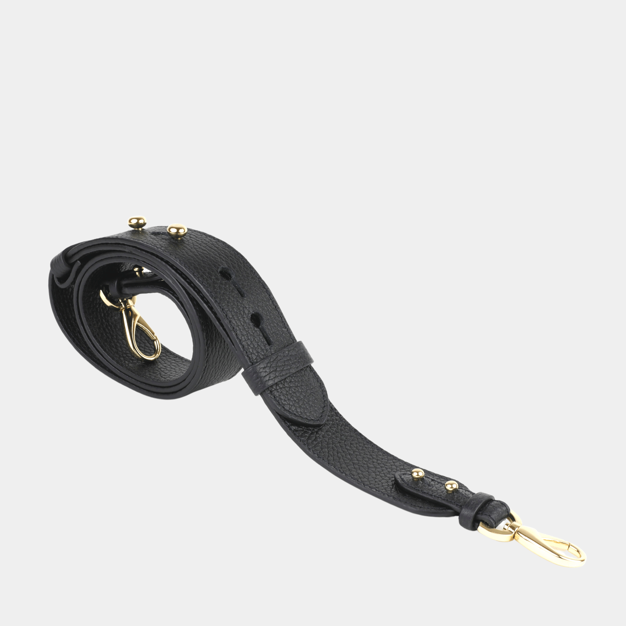 Skulderstropp, Klassisk Ku-skinn, crossbody lengde, regulerbare knapper, gull detaljer. Hippi Grace Crossbody stropp klassisk med studs i fargen klassisk sort med gull. Svart skinnstropp med gulldetaljer til veske. Tilbehør til veske. Norsk Design.