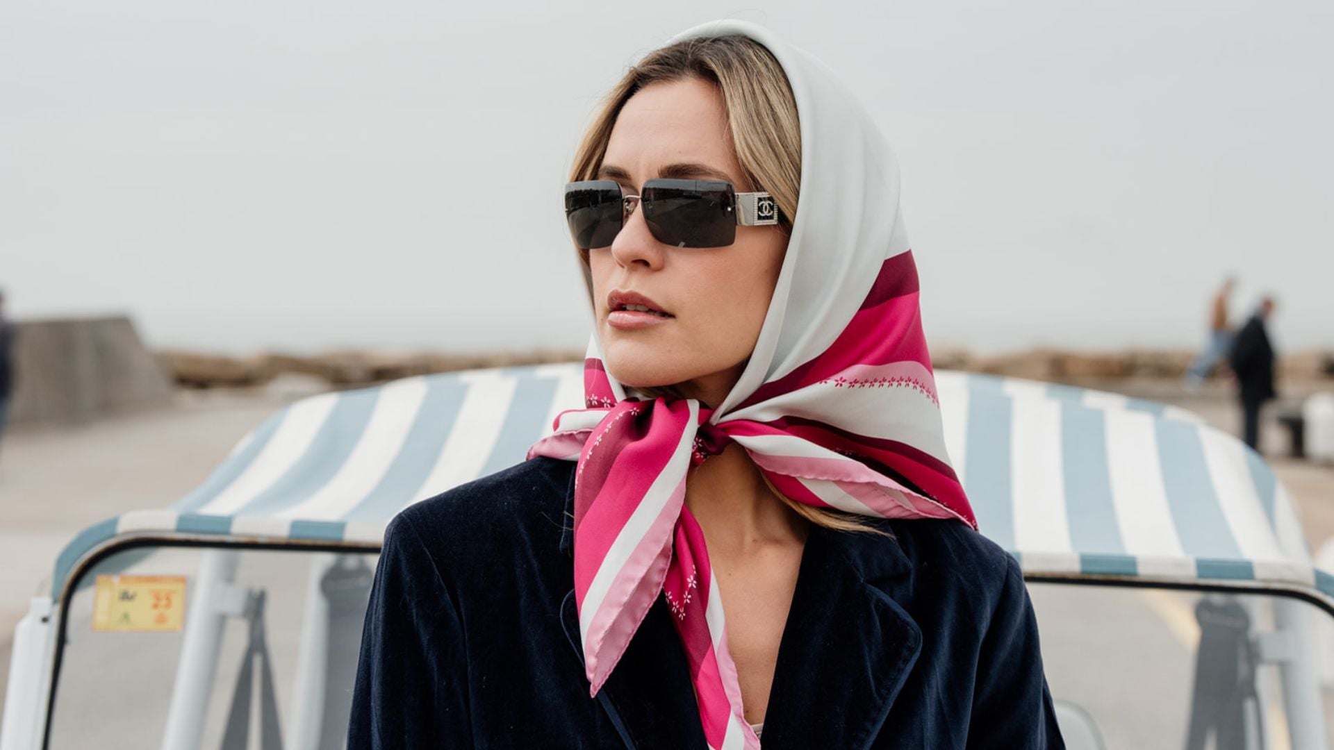 Silkeskjerf laget av 100% twill silke. Sydd i italia, norsk design. Hippi Grace Gavetips dame