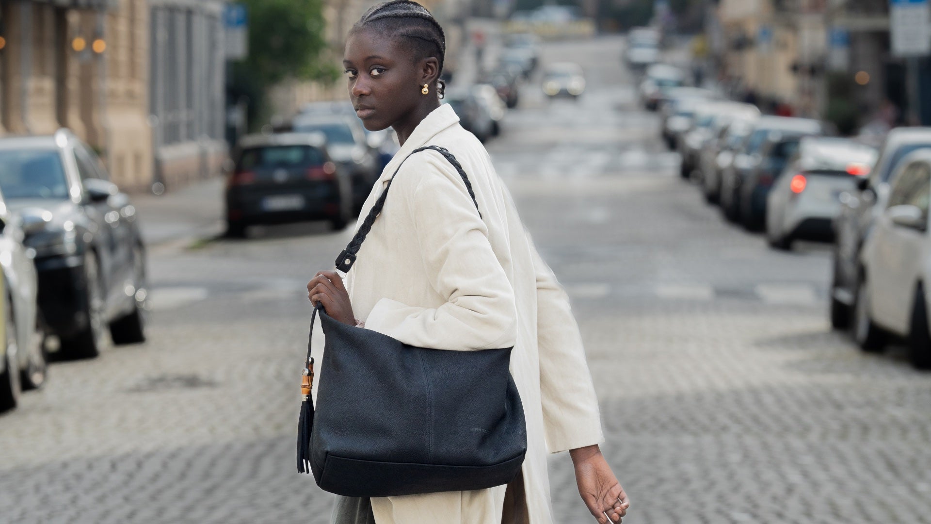 Skoleveske til dame i ekte skinn. Skinn veske i norsk design. Skinnveske dame. Hippi Grace Barcelona i nobuck sort