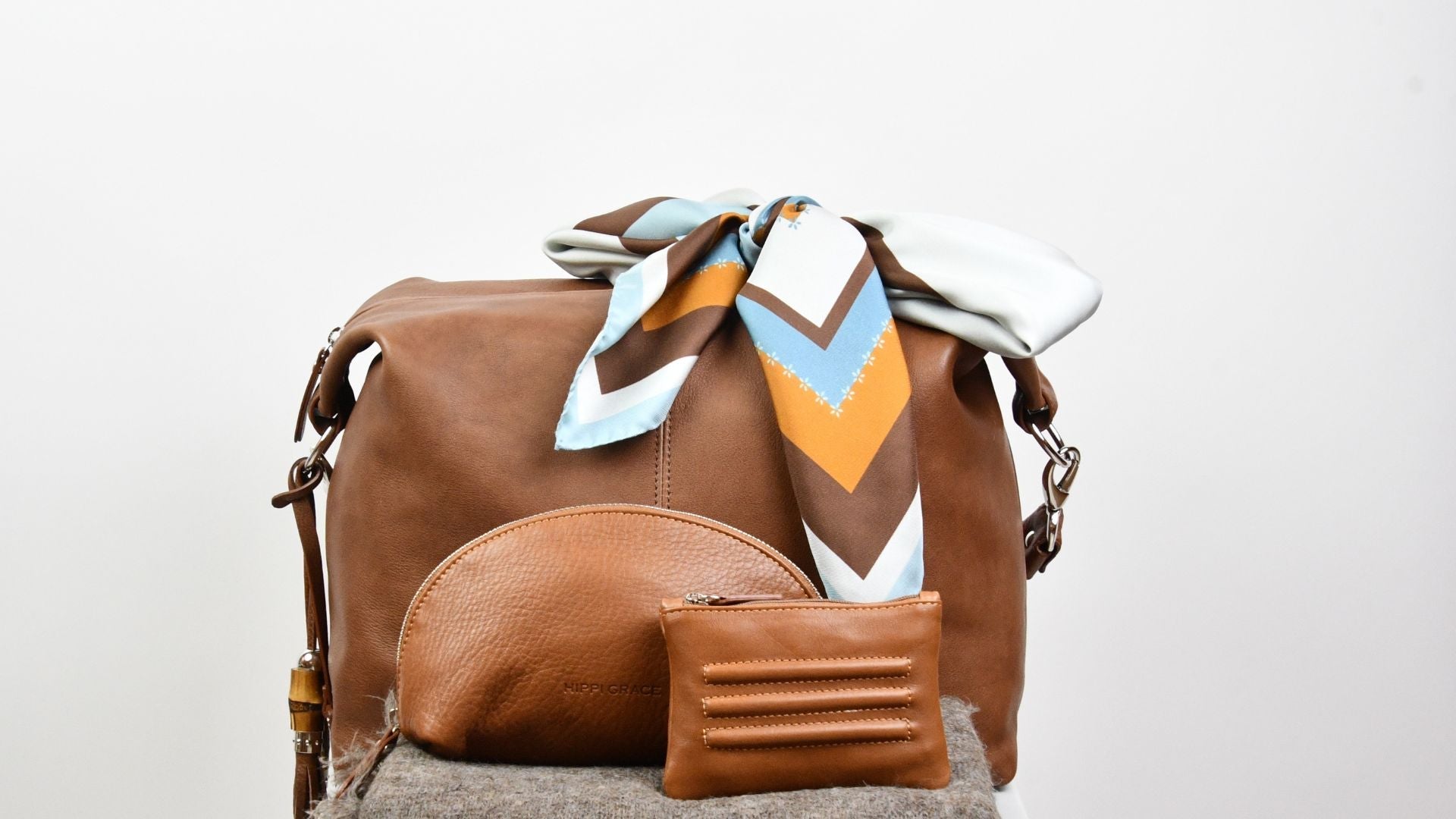 Tilbehør i norsk design. Ekte skinn, topp kvalitet. Gavetips dame. Hippi Grace Tilbehør. Skulderstropper, silkeskjerf, toalettmapper, sminkemapper og lommebøker