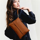 Liten veske i klassisk Ku-skinn med glidelås-lukning, lang skulderstropp og håndleddsstropp. Skinn veske. veske dame. bag. norsk design. lyseblå veske i ekte skinn. Hippi Grace 3in1 i fargen bohem lyseblå. I dette bildet ser du baksiden av vesken. [wv]