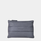 Liten veske i klassisk Ku-skinn med glidelås-lukning, lang skulderstropp og håndleddsstropp. Skinn veske. veske dame. bag. norsk design. Veske i indigo farge til dame i ekte skinn. Hippi Grace 3in1 i fargen bohem luxe indigo. Hippi Grace veske. 