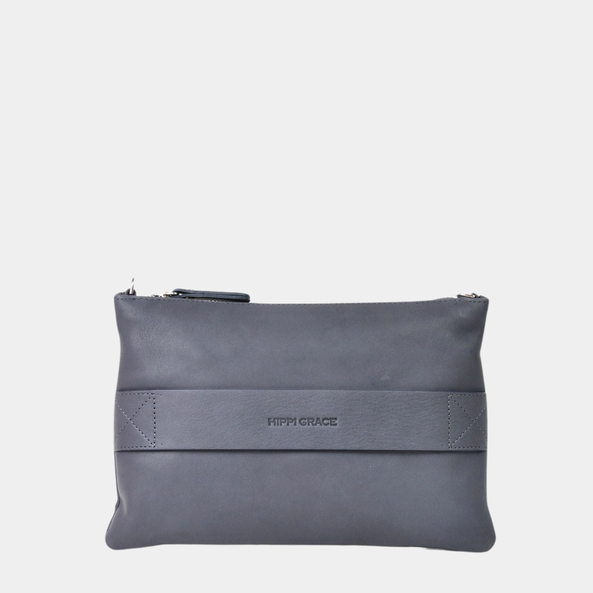 Liten veske i klassisk Ku-skinn med glidelås-lukning, lang skulderstropp og håndleddsstropp. Skinn veske. veske dame. bag. norsk design. Veske i indigo farge til dame i ekte skinn. Hippi Grace 3in1 i fargen bohem luxe indigo. Hippi Grace veske. 