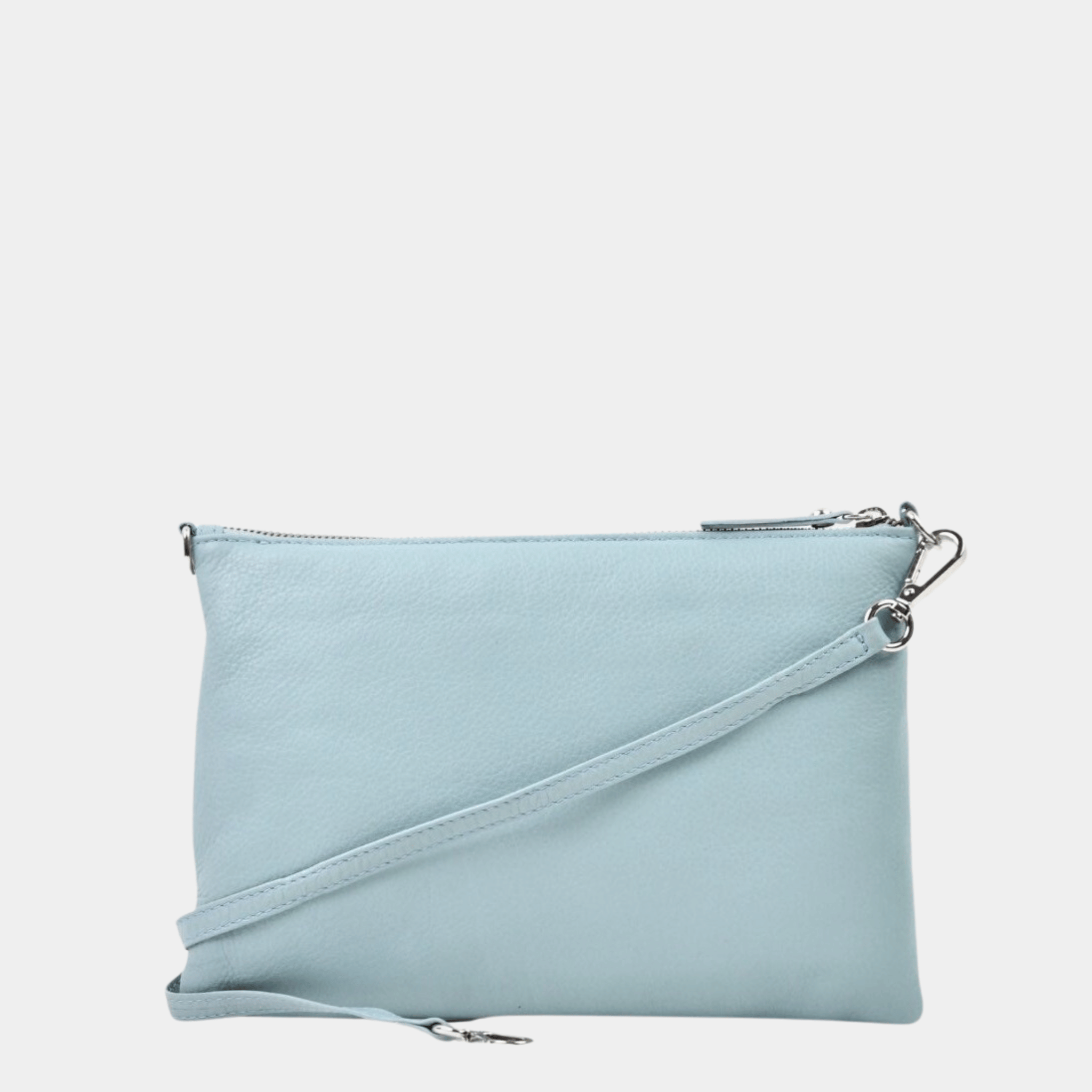 Liten veske i klassisk Ku-skinn med glidelås-lukning, lang skulderstropp og håndleddsstropp. Skinn veske. veske dame. bag. norsk design. lyseblå veske i ekte skinn. Hippi Grace 3in1 i fargen bohem lyseblå. I dette bildet ser du baksiden av vesken. [wv]